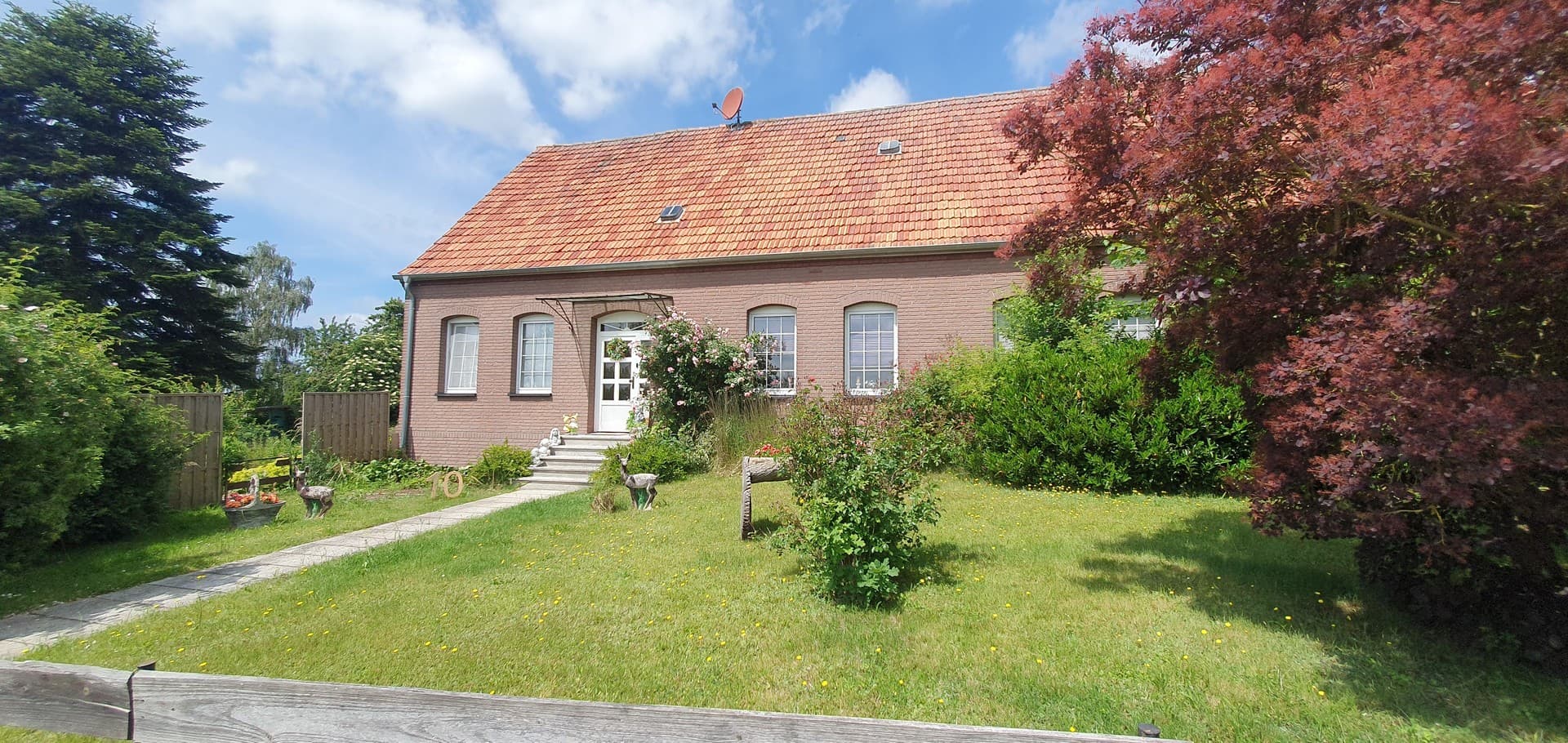 Großzügiges Bauernhaus-Idyll mit Scheune, Ausbaureserve und Weideland