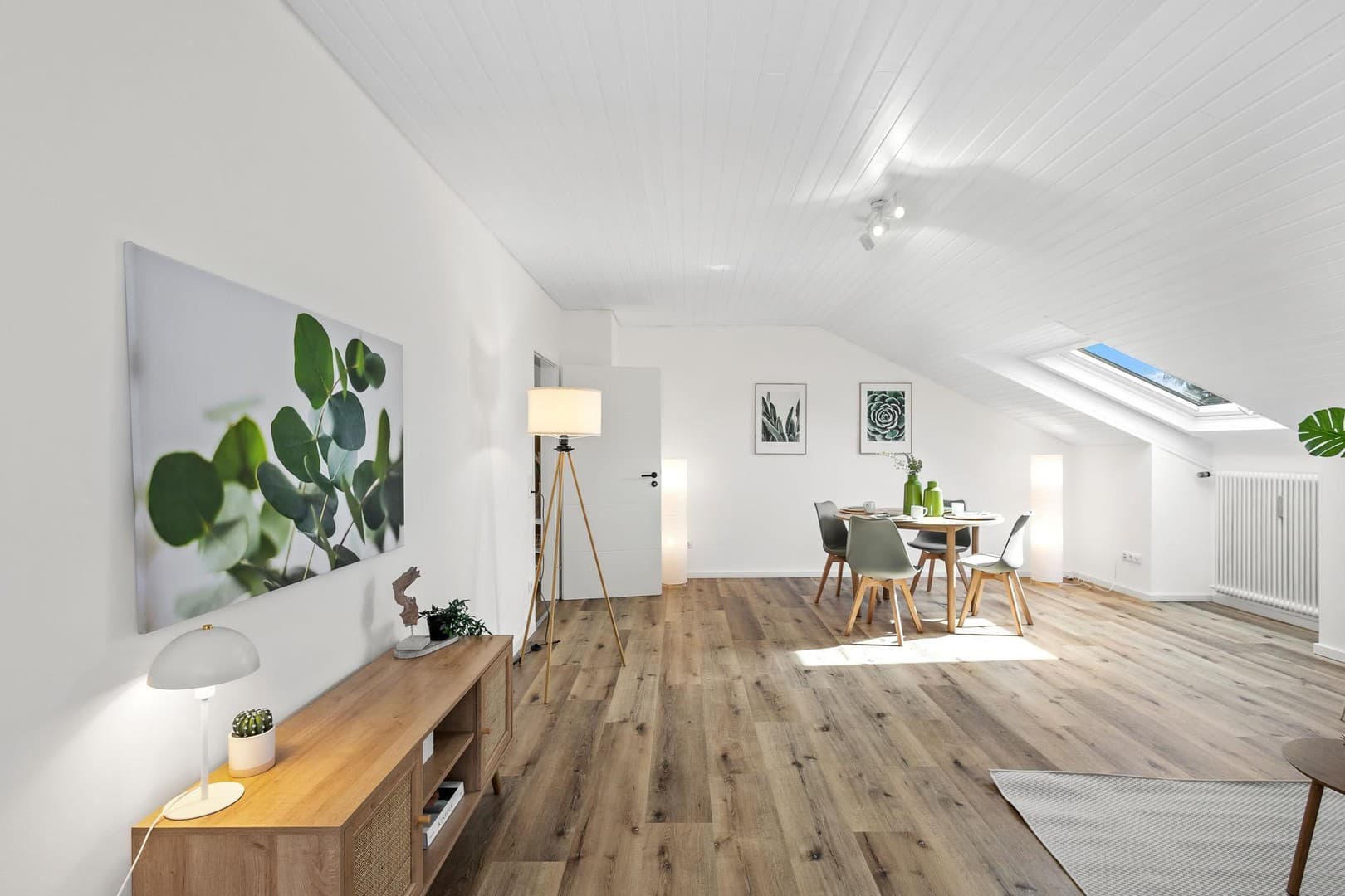 Sofort einziehen! Helle, moderne und lichtdurchflutete 3-Zi. Dachgeschosswohnung in Neutraubling!