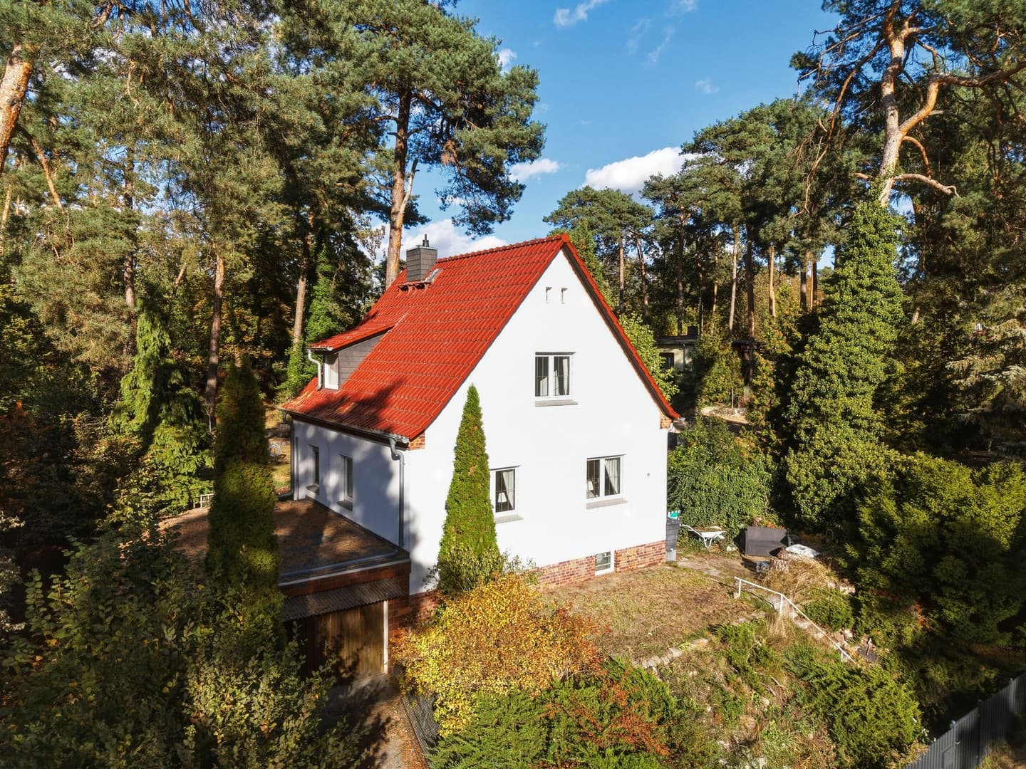 Massives Einfamilienhaus und großer Garage am Waldrand mit sonnigem Garten und großer Terrasse