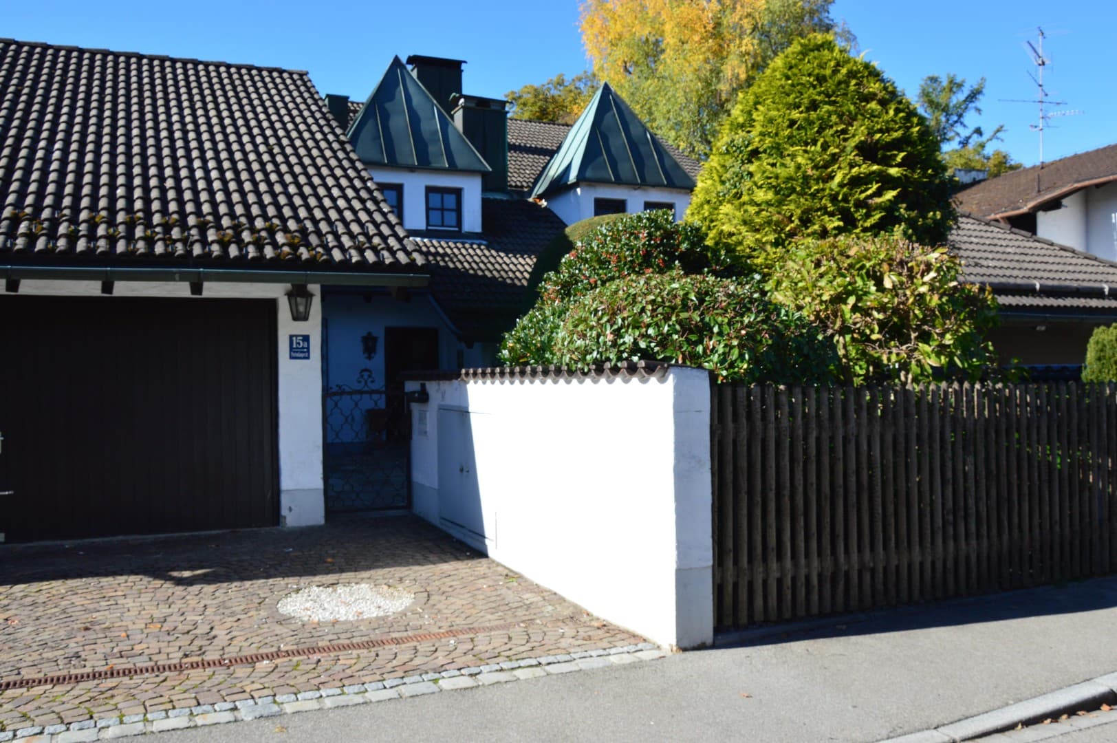 Besondere DHH mit Potenzial und traumhaftem Garten – Bestlage Portenlängerstraße in Grünwald