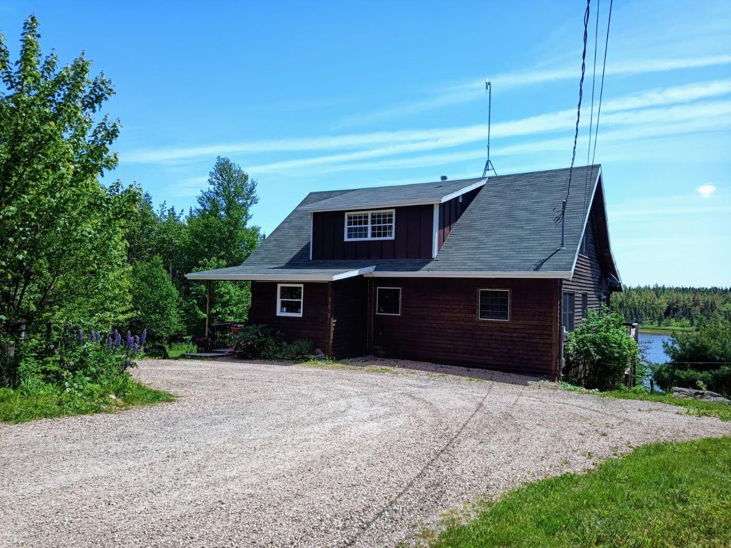 Besonderes Haus am Fluss in Kanada - grosszügiges Wohnen mit viel Potenzial