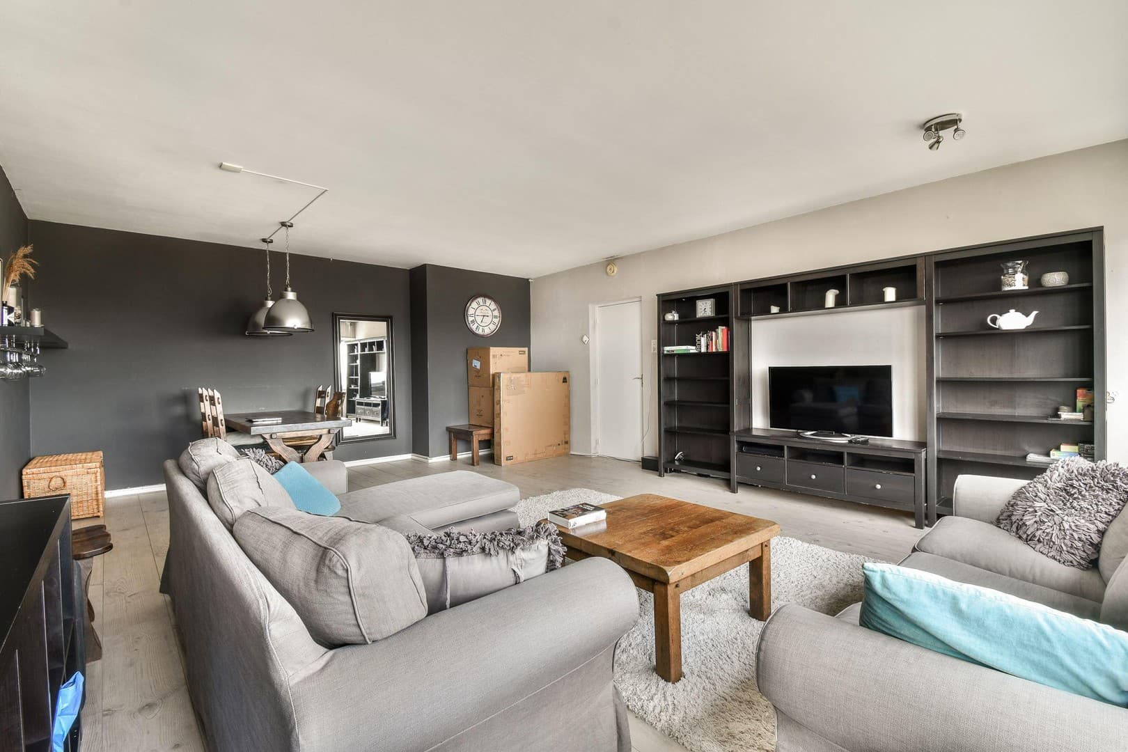 2 Zimmer + Wohnzimmer, gut möbliert, sofort verfügbar