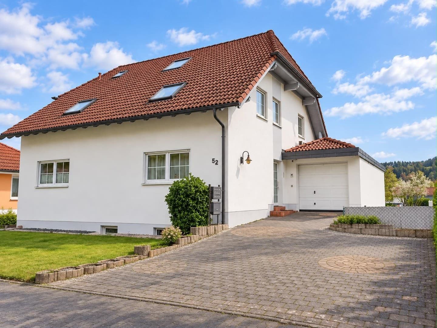 3-Zimmer-Erdgeschosswohnung mit Balkon, Garage