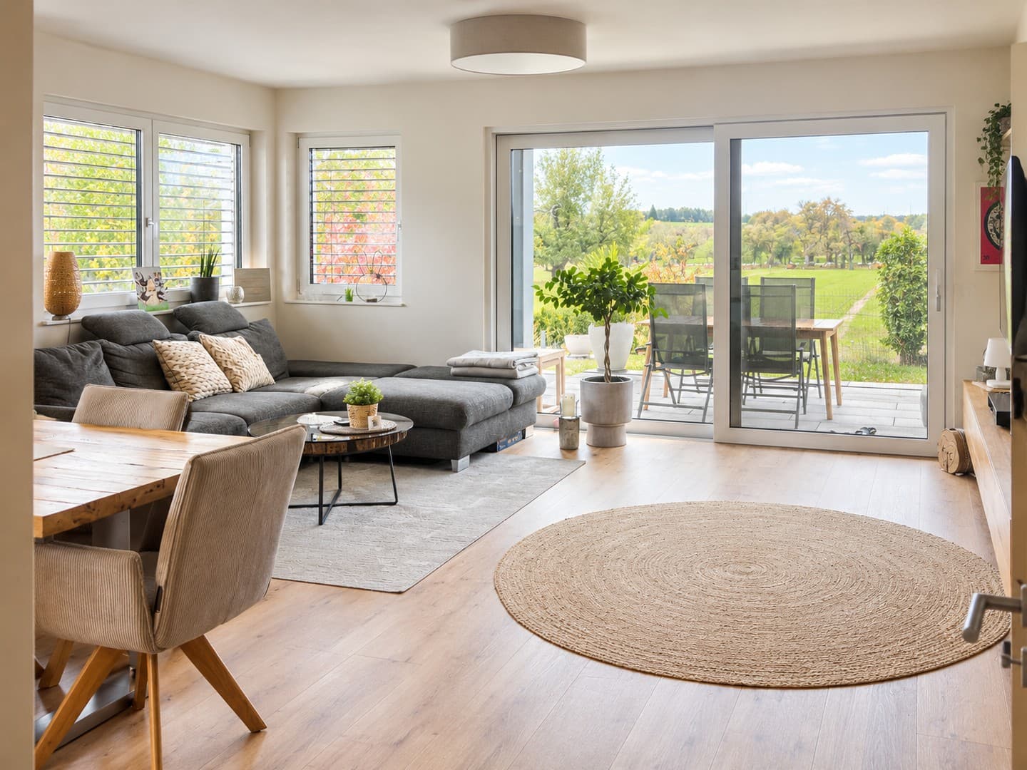 Großzügige, lichtdurchflutete 4,5-Zimmer-Maisonettewohnung mit schön angelegtem Garten