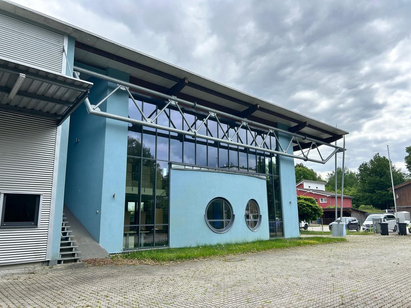 Repräsentative Gewerbeimmobilie mit Büro- und Lagerflächen auf zwei Ebenen