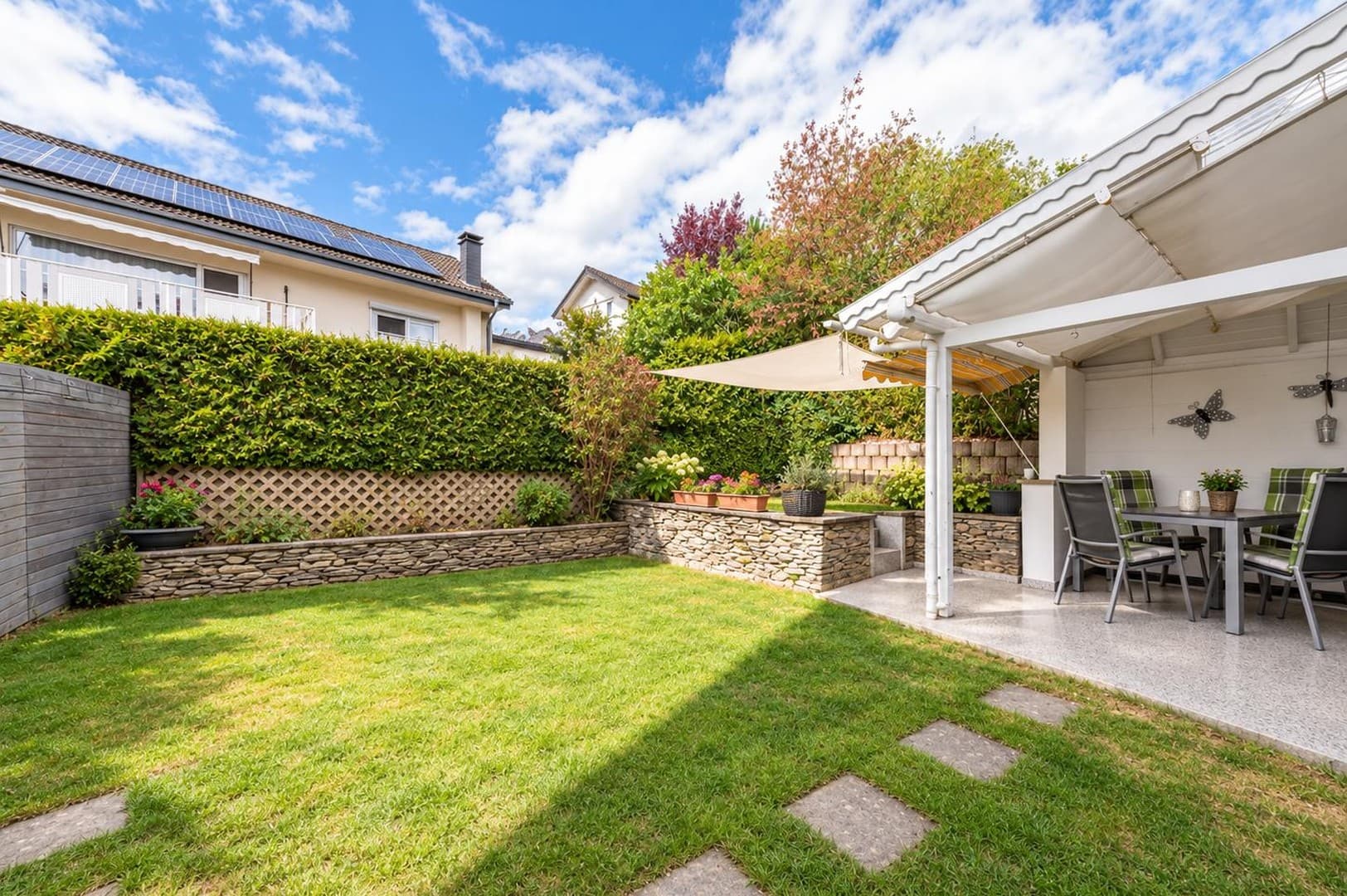 Gemütliche 3-Zimmer-Wohnung mit eigenem Garten, Kaminofen, Terrasse und Balkon