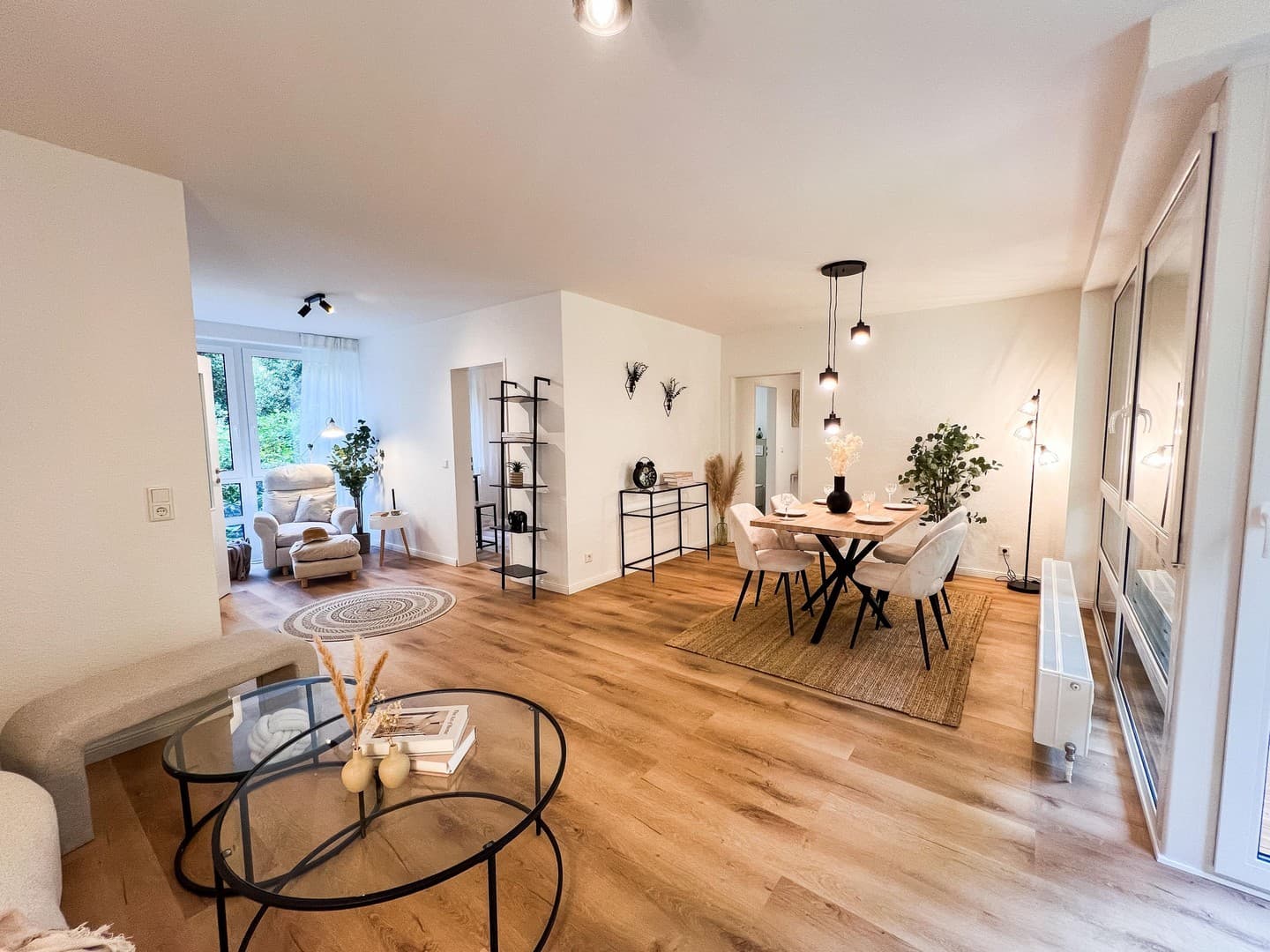 DIREKT EINZIEHEN UND WOHLFÜHLEN-HELLE 4 ZIMMER WOHNUNG IM GRÜNEN