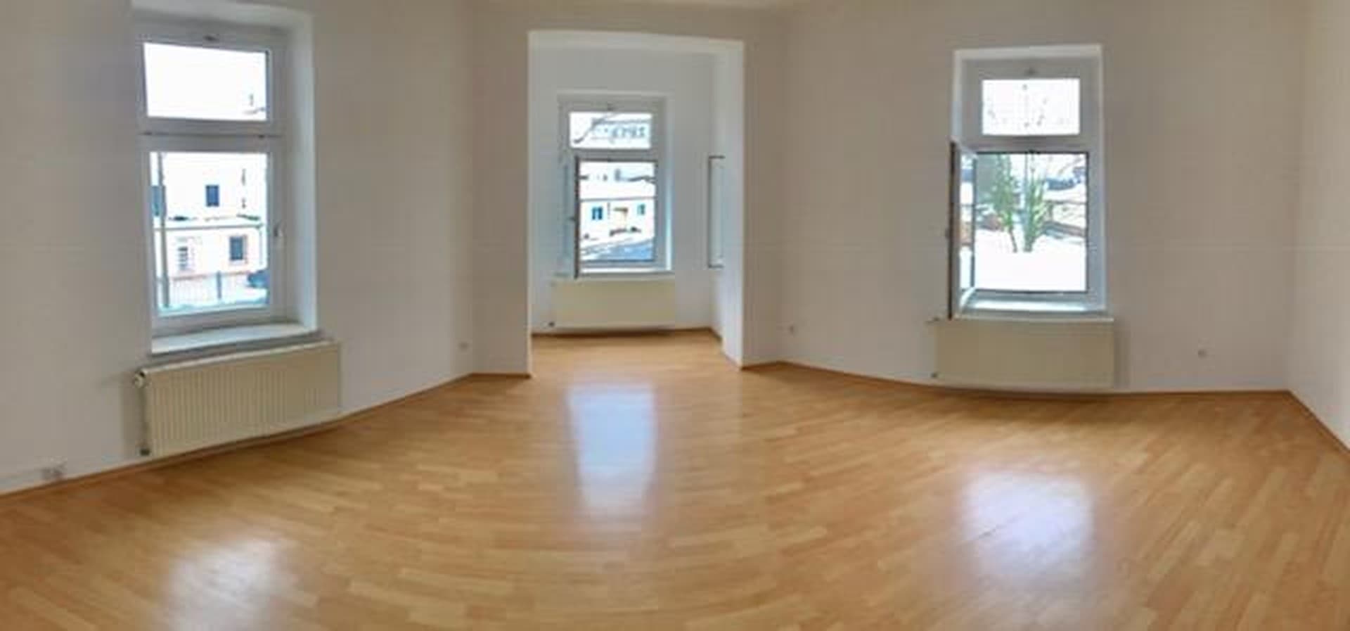 Scöne 2 Raum WE, super Lage 1 OG, Tageslichtbad, großer Balkon, Küche Balkonzugang