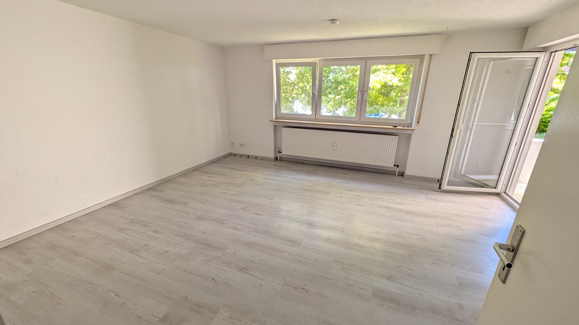 Naturnah wohnen: 3 Zimmer mit neuer Küche, Balkon und Garage