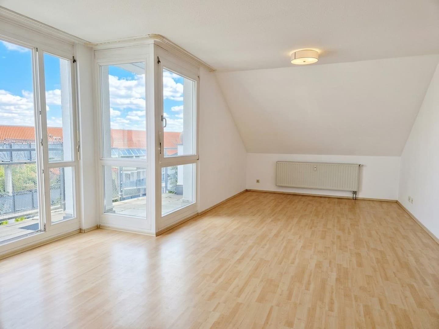 Helle 2-Zimmer-Dachgeschosswohnung mit Balkon, Einbauküche & TG-Stellplatz