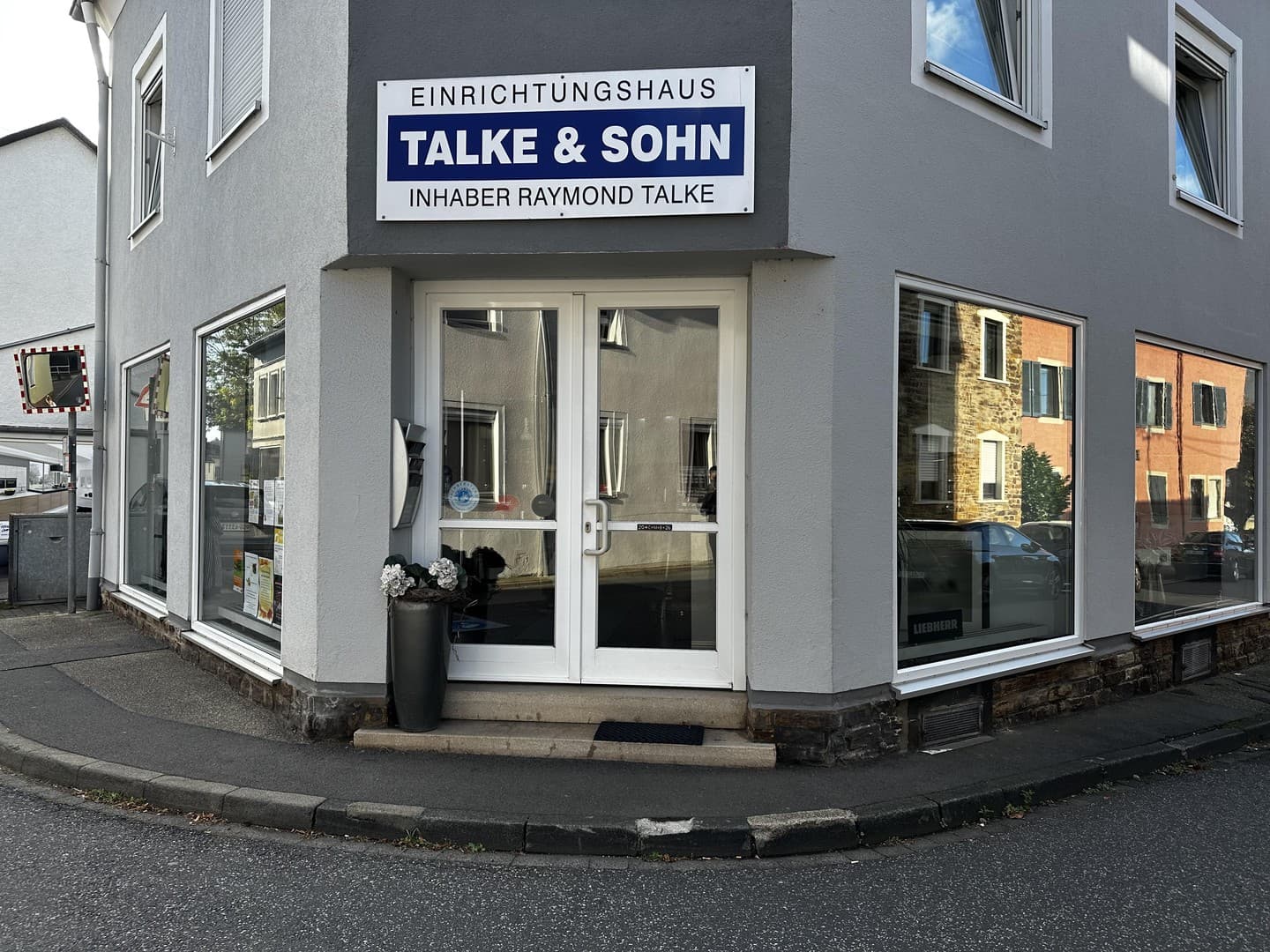 350 m² für Ihr Geschäft: Ecklage, große Schaufenster & 2 Stellplätze