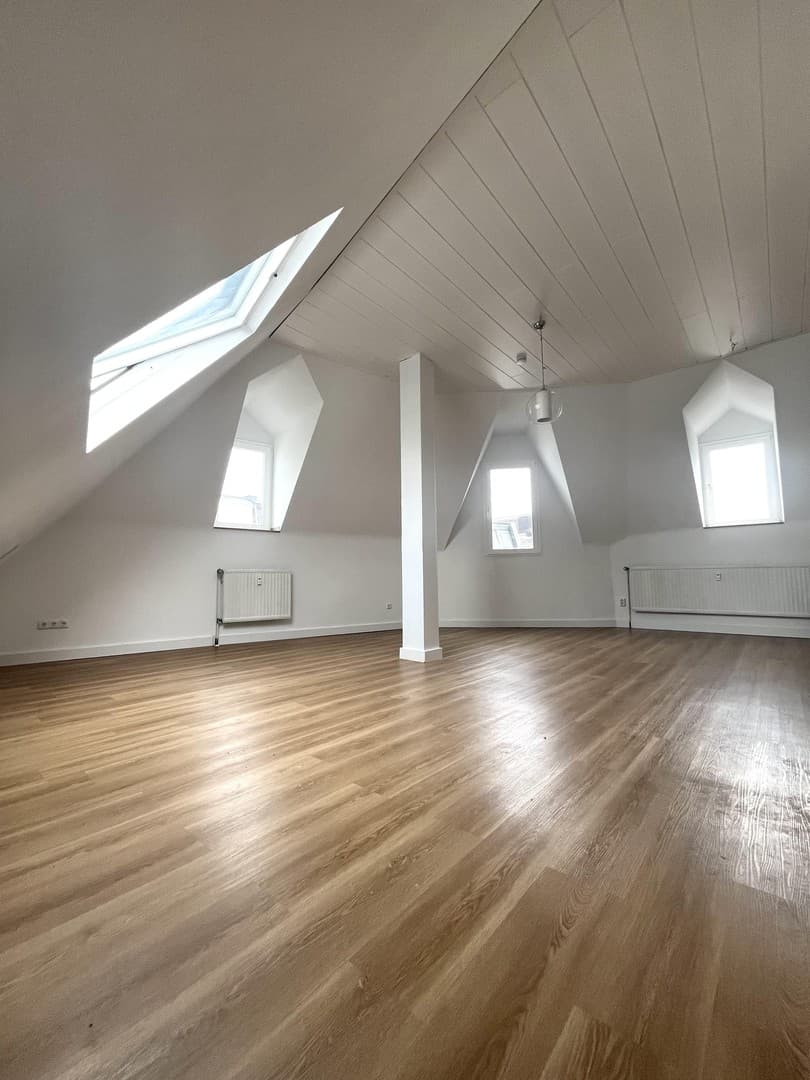 Stilvolle Modernisierte 2-Zimmer Wohnung am Schillerplatz