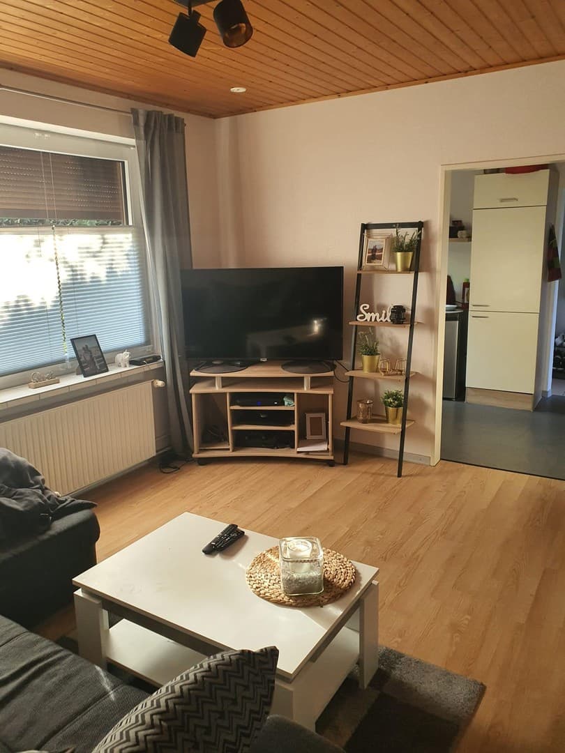 Ruhige kleine 2-Zimmerwohnung im Erdgeschoss mit Stellplatz und Gartenanteil