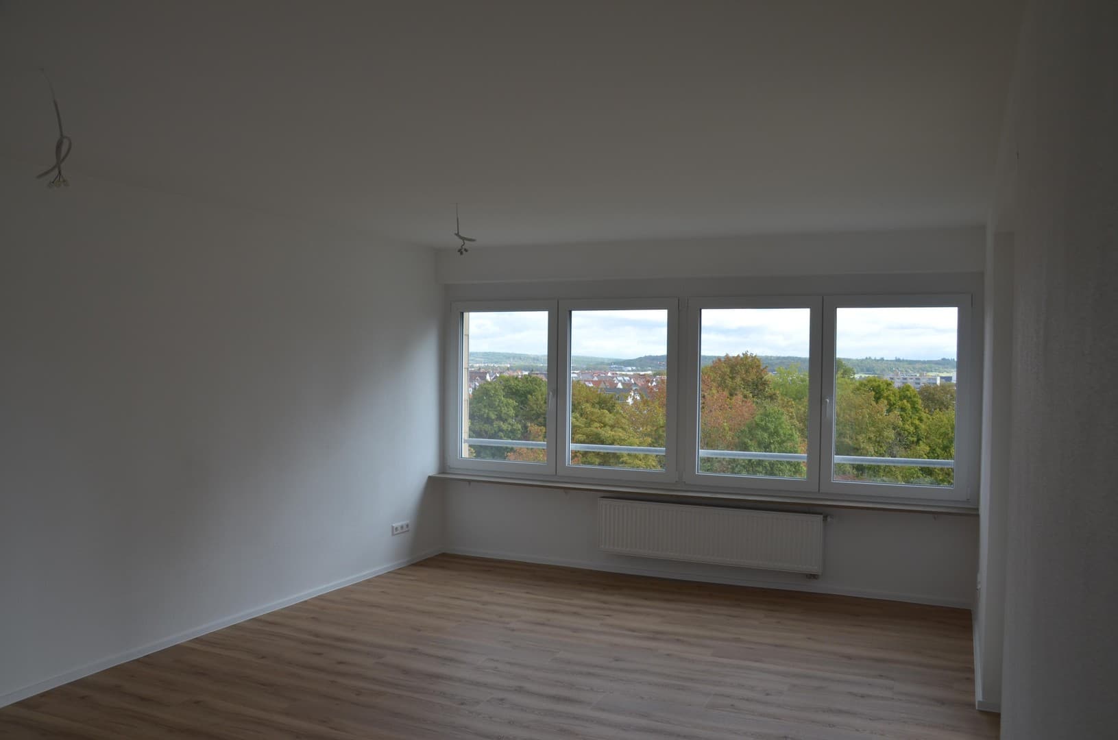 Modernisierte 3-Zimmer-Wohnung mit verglaster Loggia, Aufzug und TG-Stellplatz