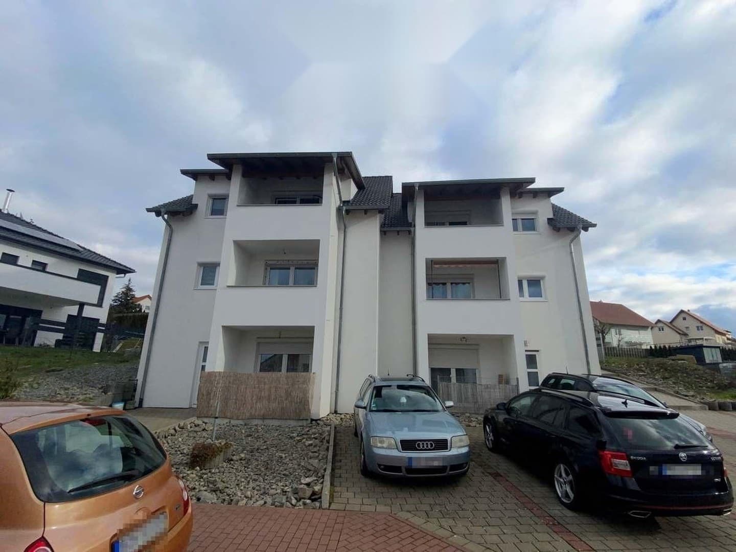 Wohnen auf 2 Ebenen: Helle 4,5-Zi.-Maisonette, 109 m², Loggia, Weitblick & Stellplatz in Osterburken
