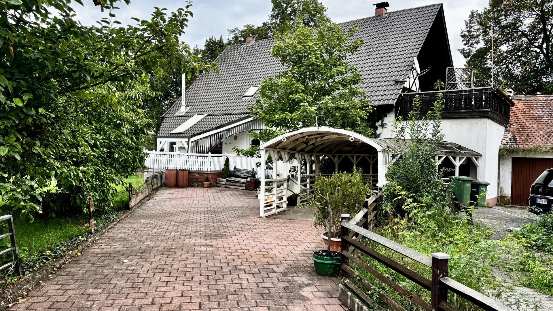 Freistehendes Zweifamilienhaus in familienfreundlicher Lage von Sassanfahrt. Provisionsfrei.