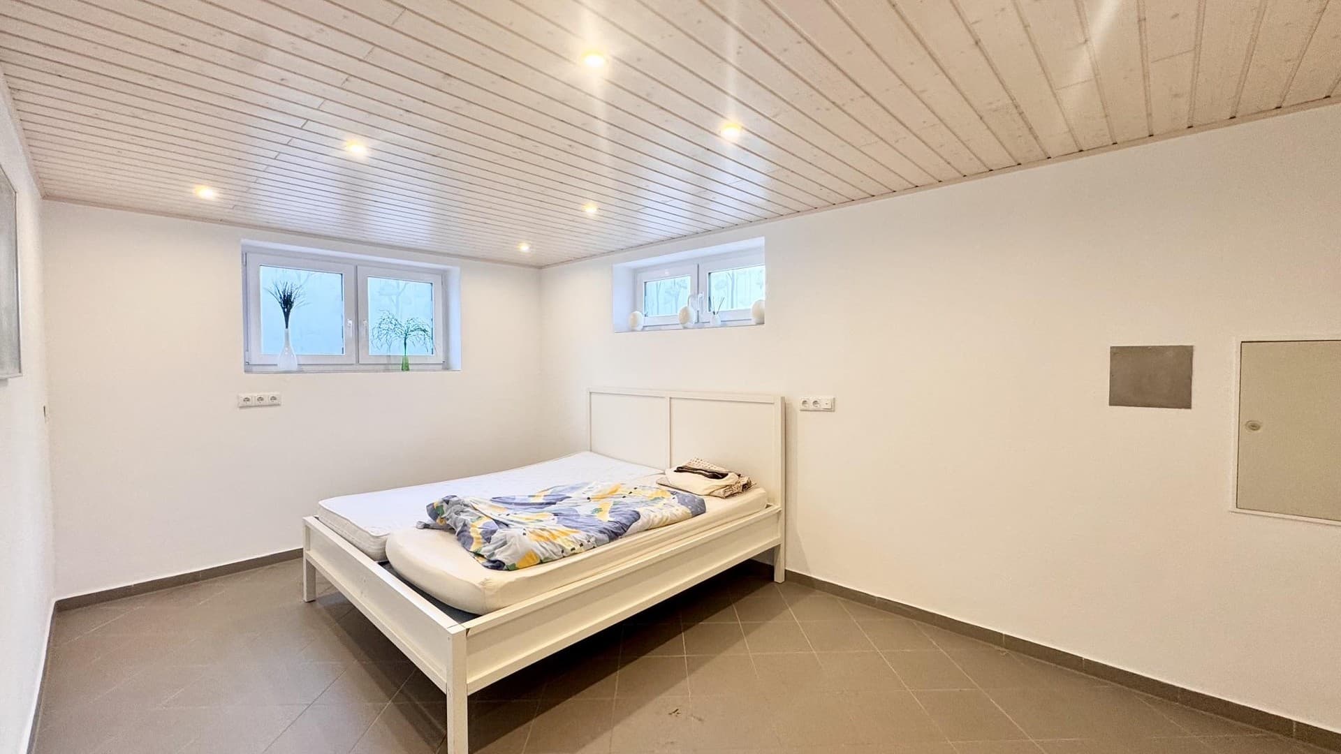 Ab sofort. Große 2-Zimmer-Wohnung mit neuer Einbauküche & eigenem Eingang