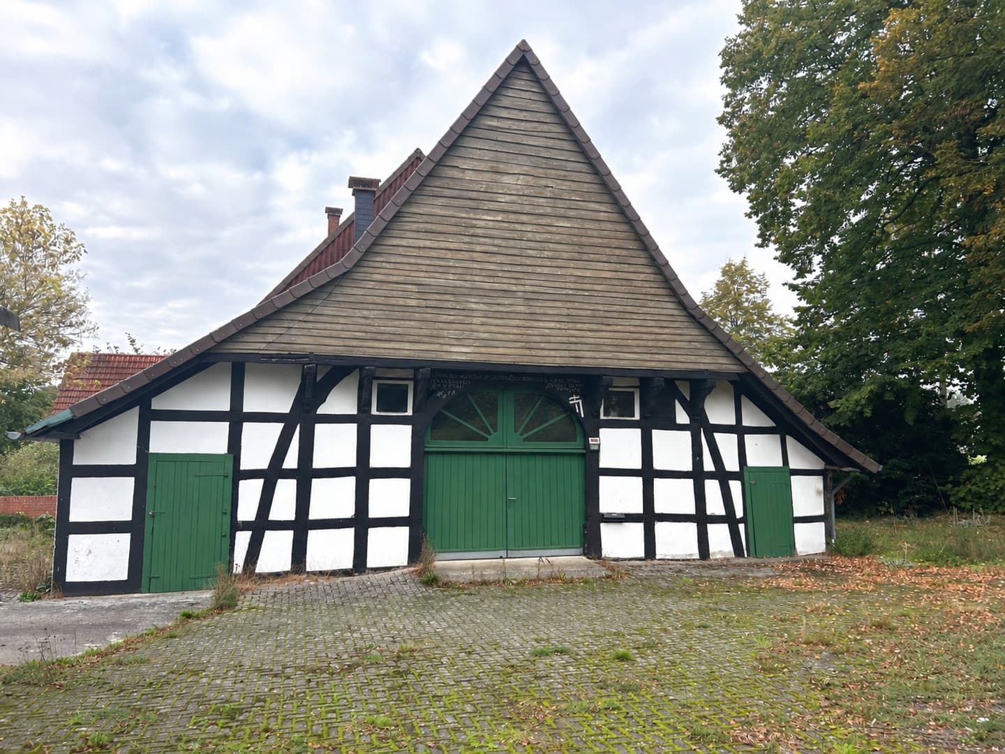 Wohnhaus mit 6 Zimmern, vier Garagen, ca. 1,3 ha Grünland/Gehölz in Bissendorf-Linne – von privat