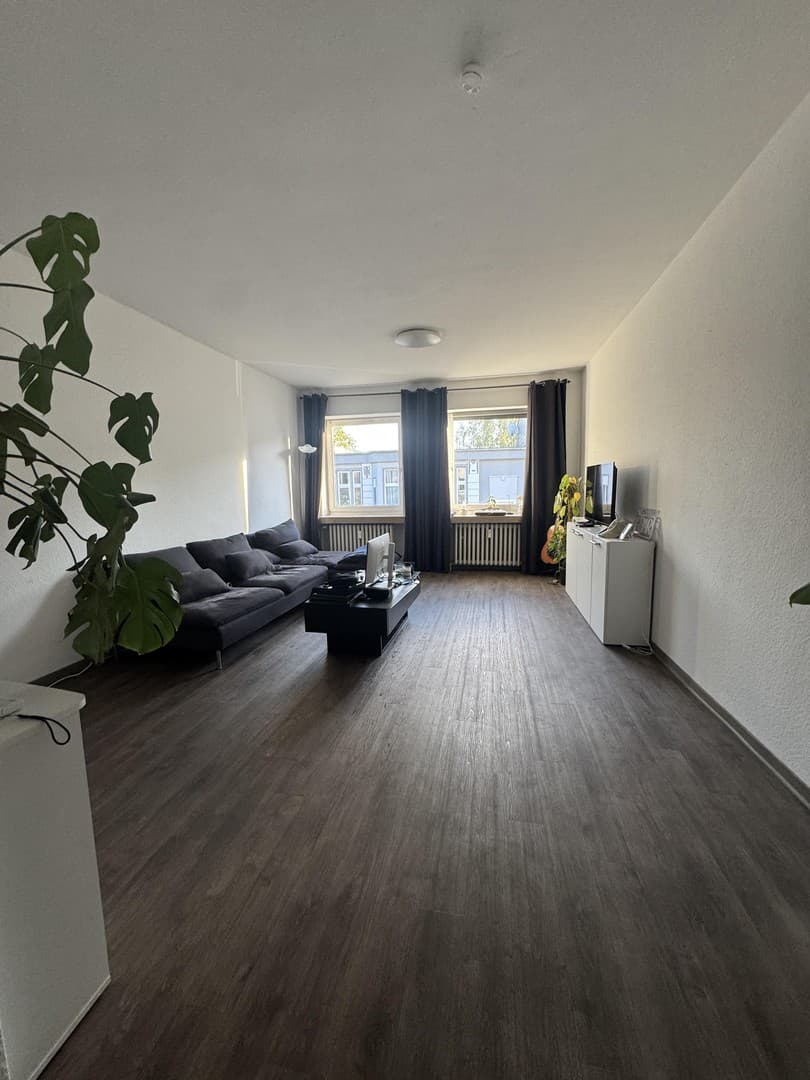 Helle, modernisierte 2,5-Zimmer-Wohnung mit großzügigem Wohnbereich in ruhiger Hoflage