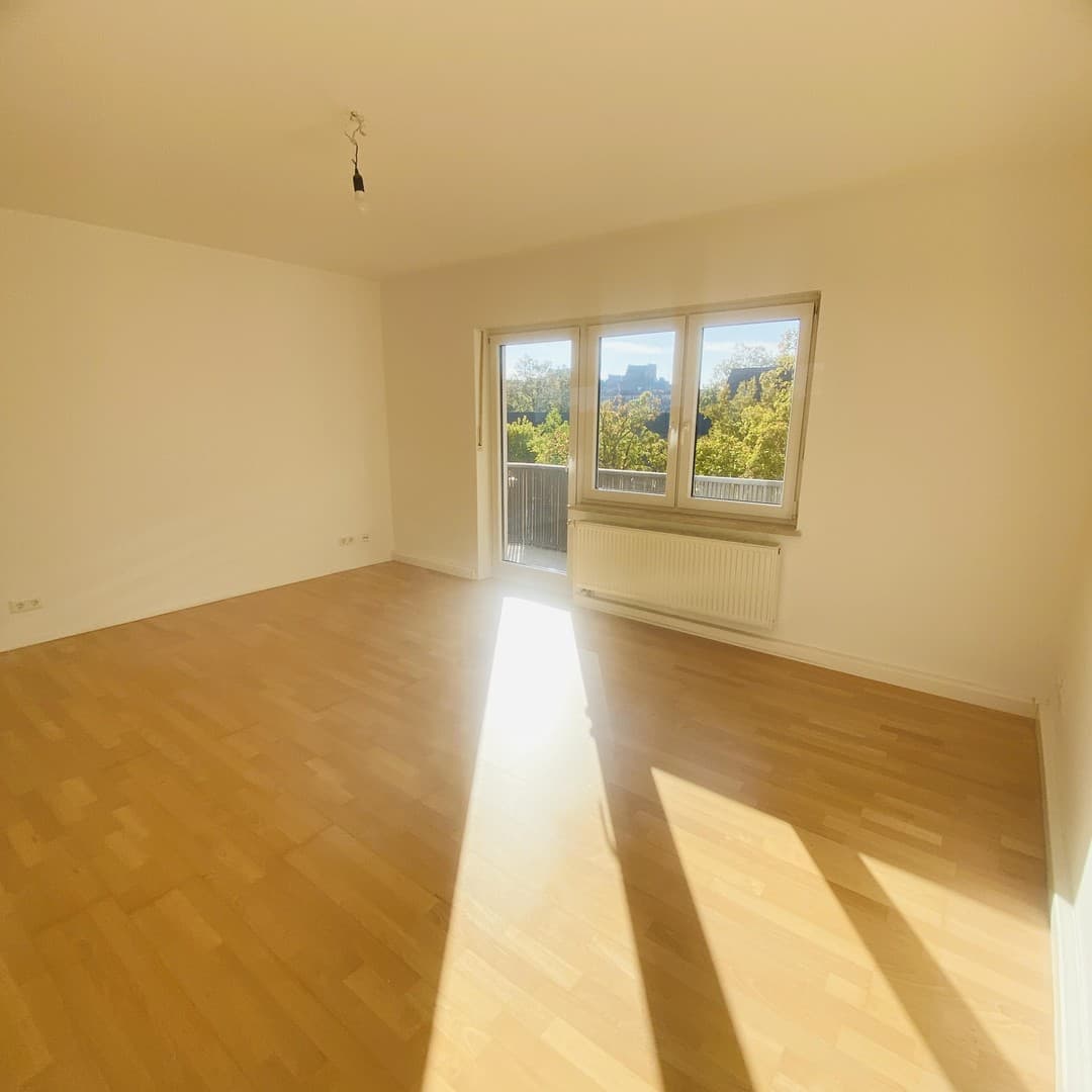 helle 2 Zimmer Wohnung mit 2 Balkonen und Blick auf die NBG Stadtmauer