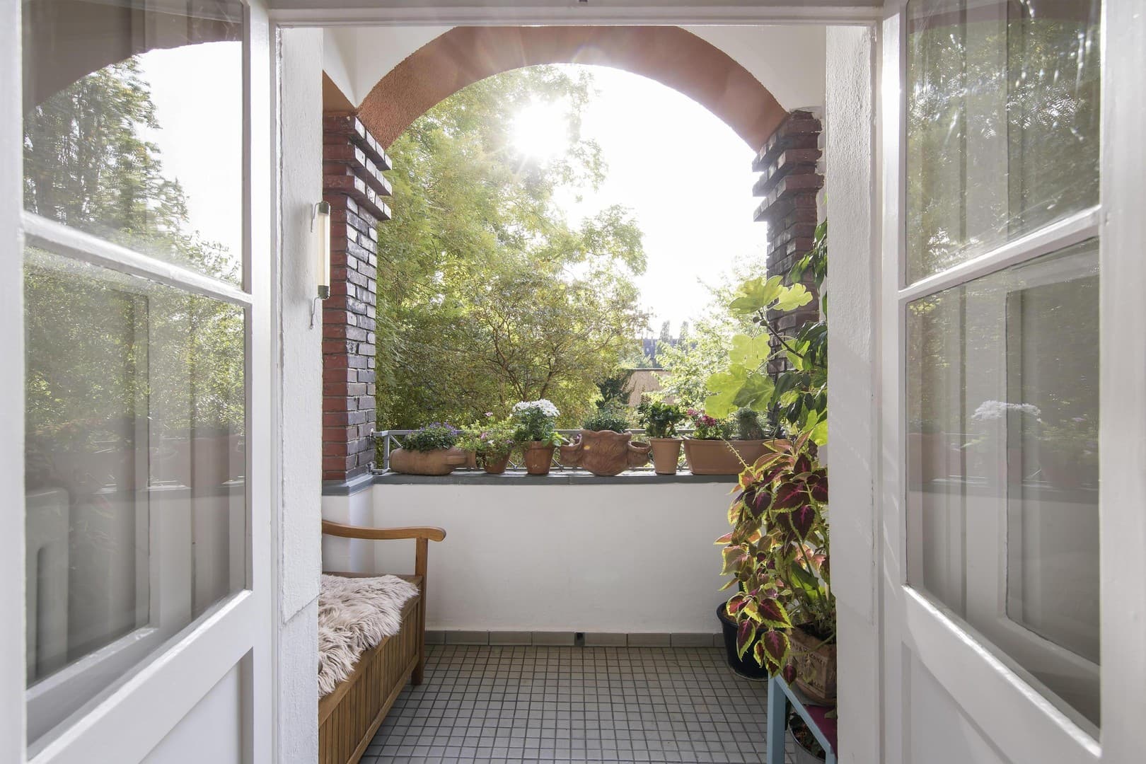SaniertSanierte 3-Zimmer-Altbauwohnung mit Loggia zum grünen Innenhof nahe Sprengelkiez