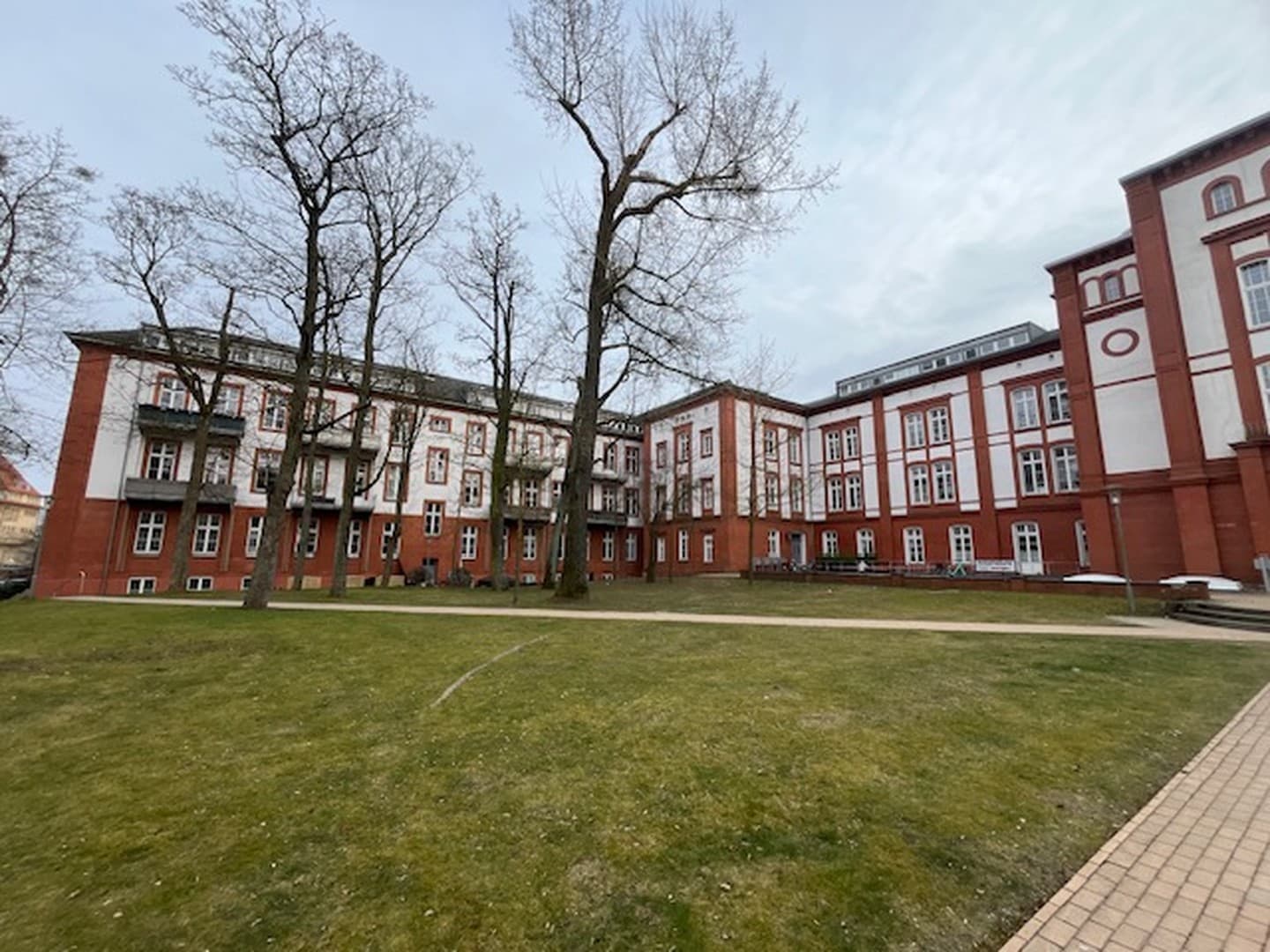 2-Zimmer DG-Wohnung in zentraler Lage