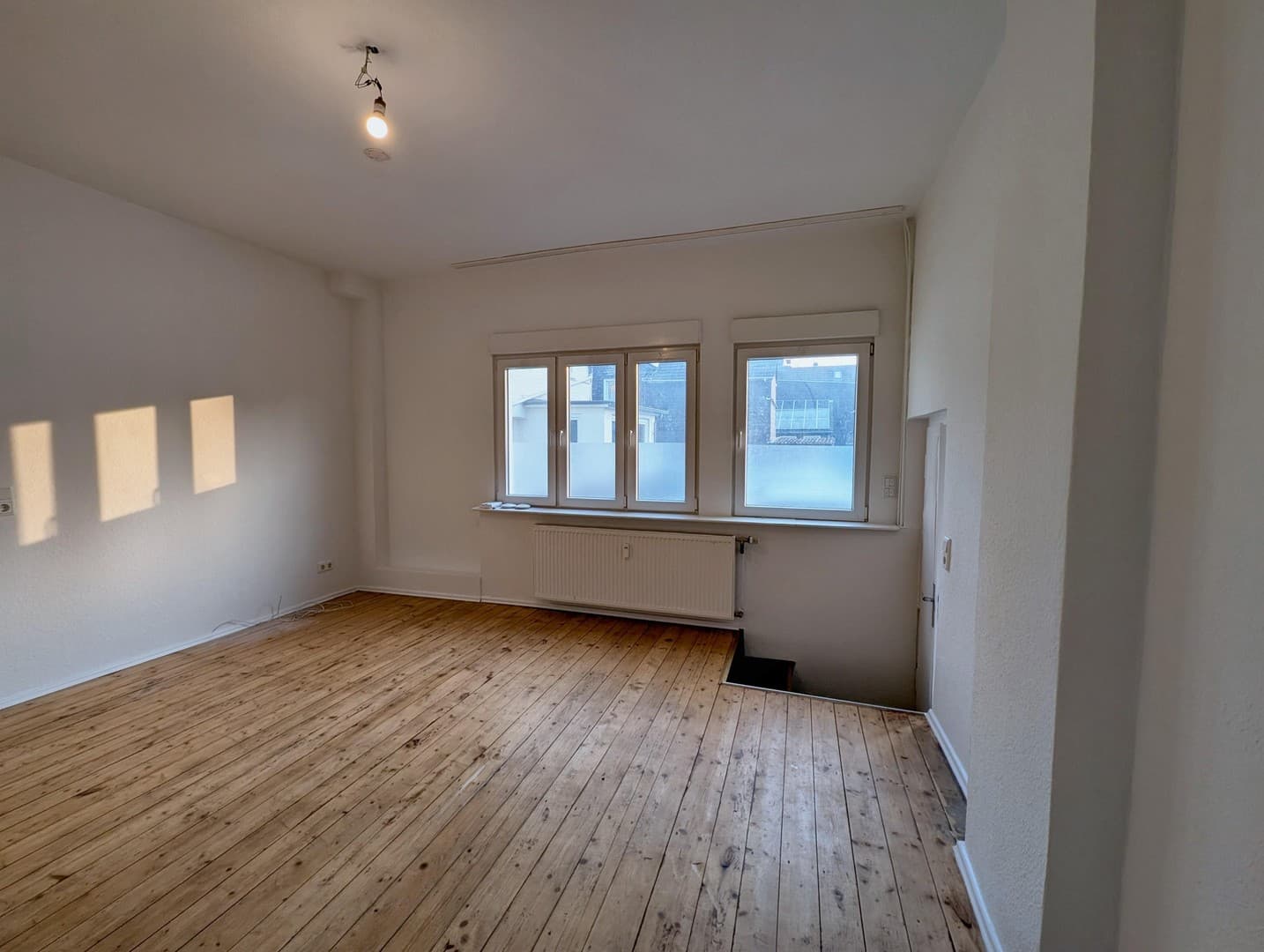 Eigener Eingang, Holzdielen & Schlafen unterm Dach: 2-Zimmer-Wohnung in Merscheid