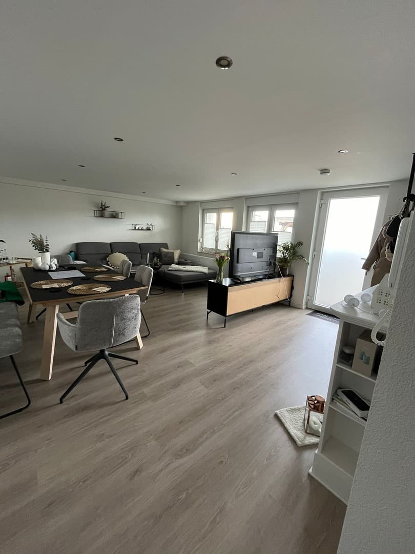 Helle 2 Zimmer Wohnung mit großer Terasse, EInbauküche, Carport