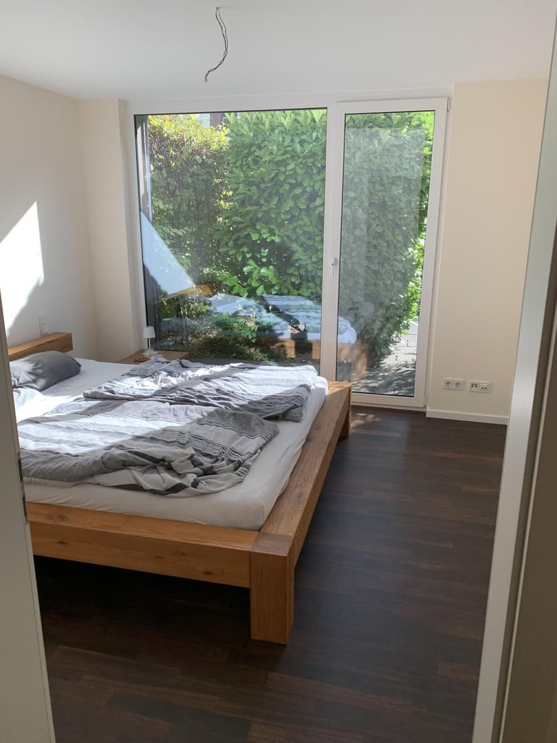 Lichtdurchflutete Gartenwohnung mit hochwertiger Ausstattung, Einbauküche & 2 Tiefgaragenstellplätze
