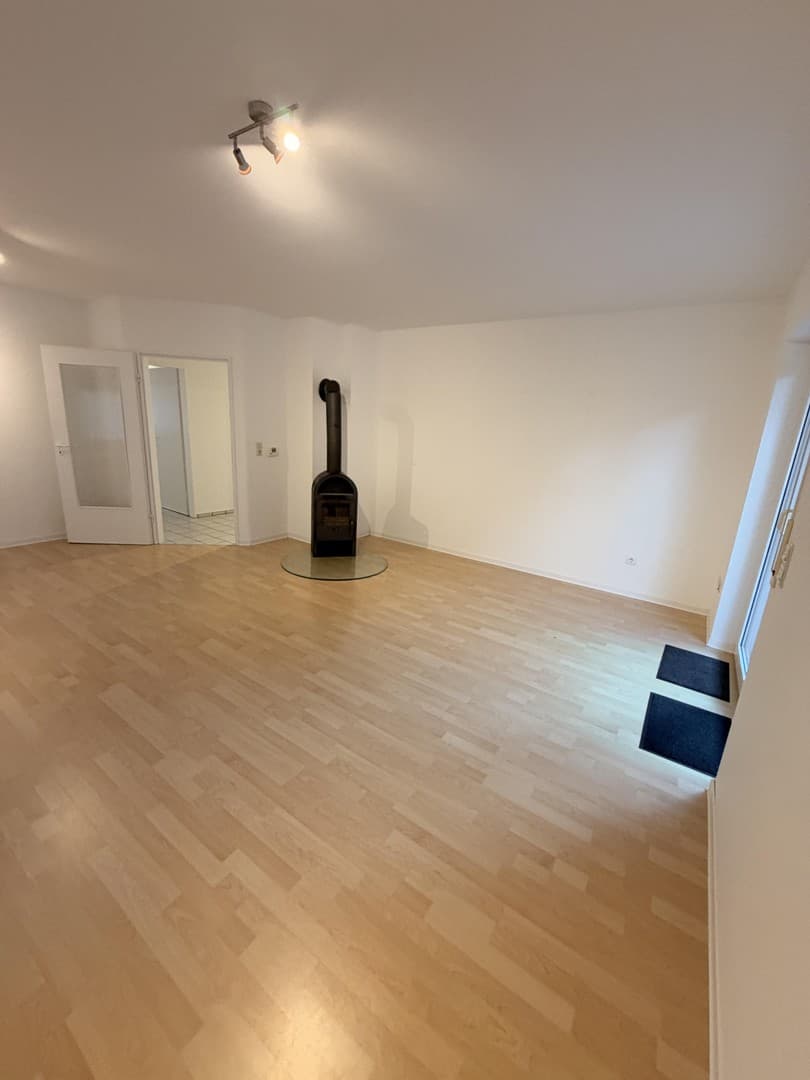 Im Ergeschoß mit Terrasse u. kl. Garten, 3 ZKB, EBK, HWR, Waschtrockner, Kaminofen, Carport mit AR