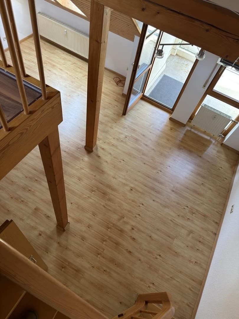 Wohnen mit Charakter am Grüttpark: DG-Wohnung mit Empore, Balkon und 2 Stellplätzen