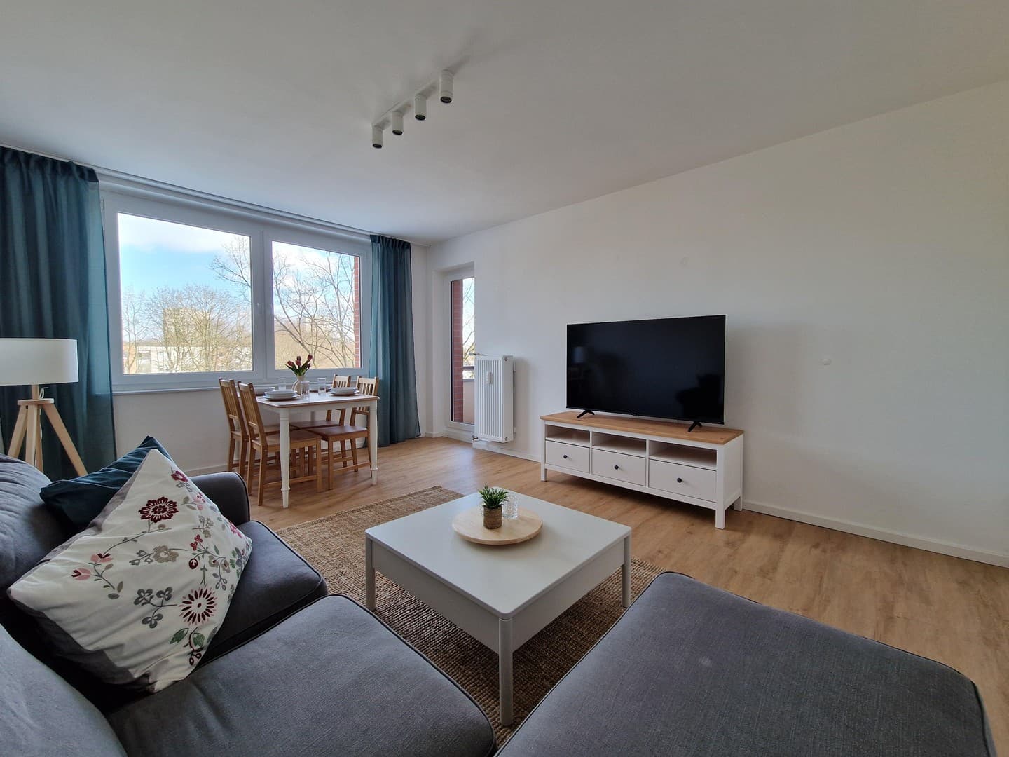 Möblierte 2 Zimmer Wohnung mit Fahrstuhl und Balkon im 4. OG