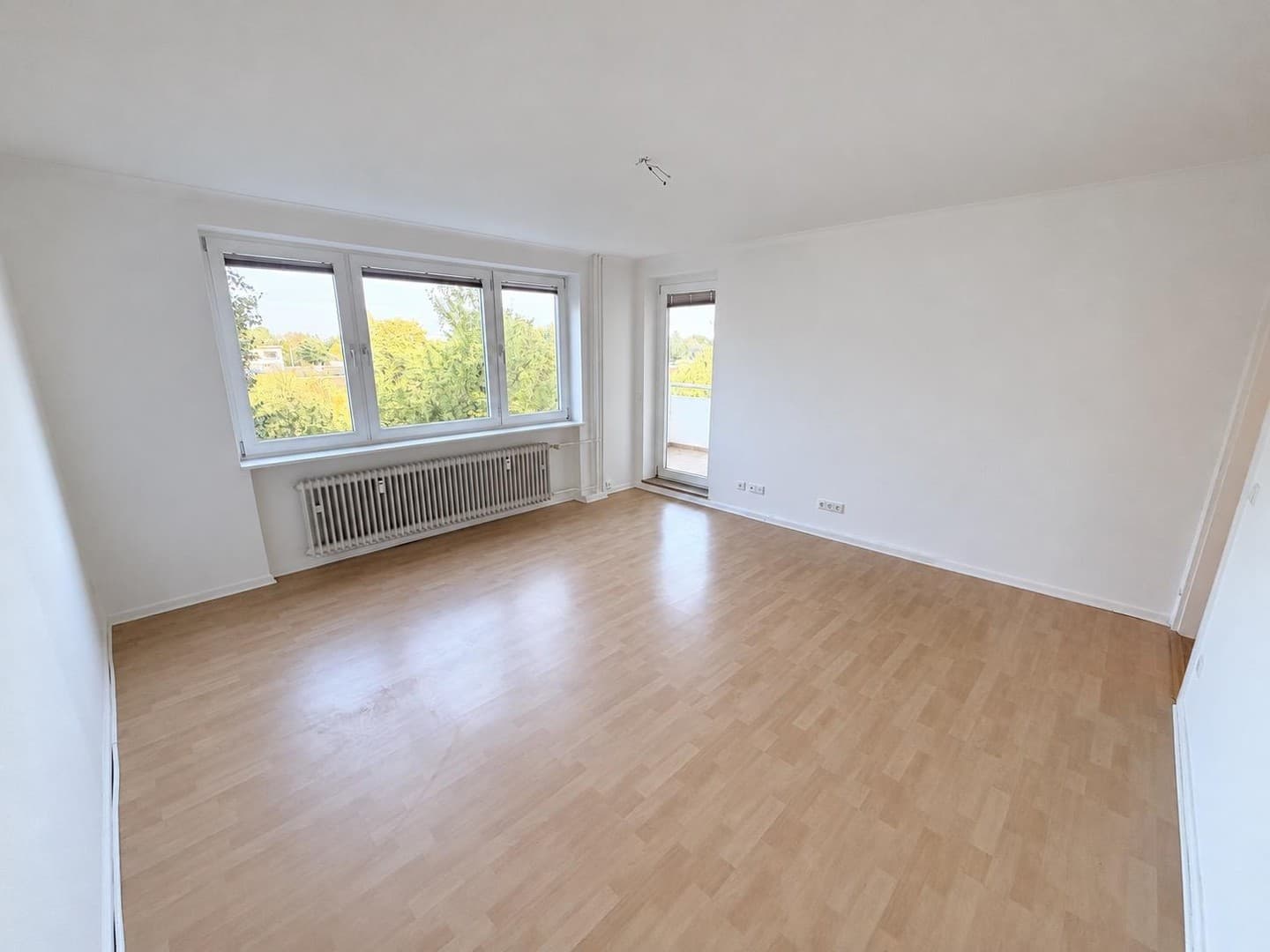 Helle 2-Zimmer-Wohnung mit Balkon, Einbauküche und Grünblick – MetroBus 5 vor der Tür