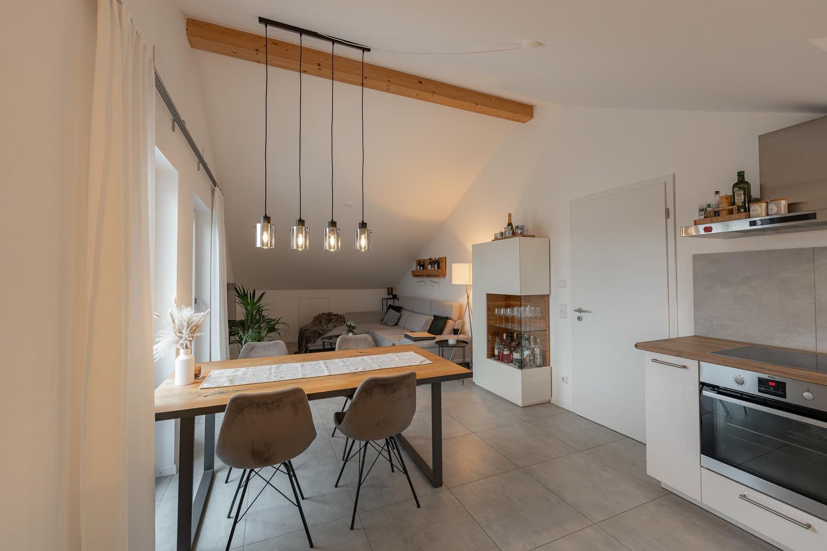 Moderne, attraktive 2-Zimmer-DG-Wohnung mit großem Südbalkon