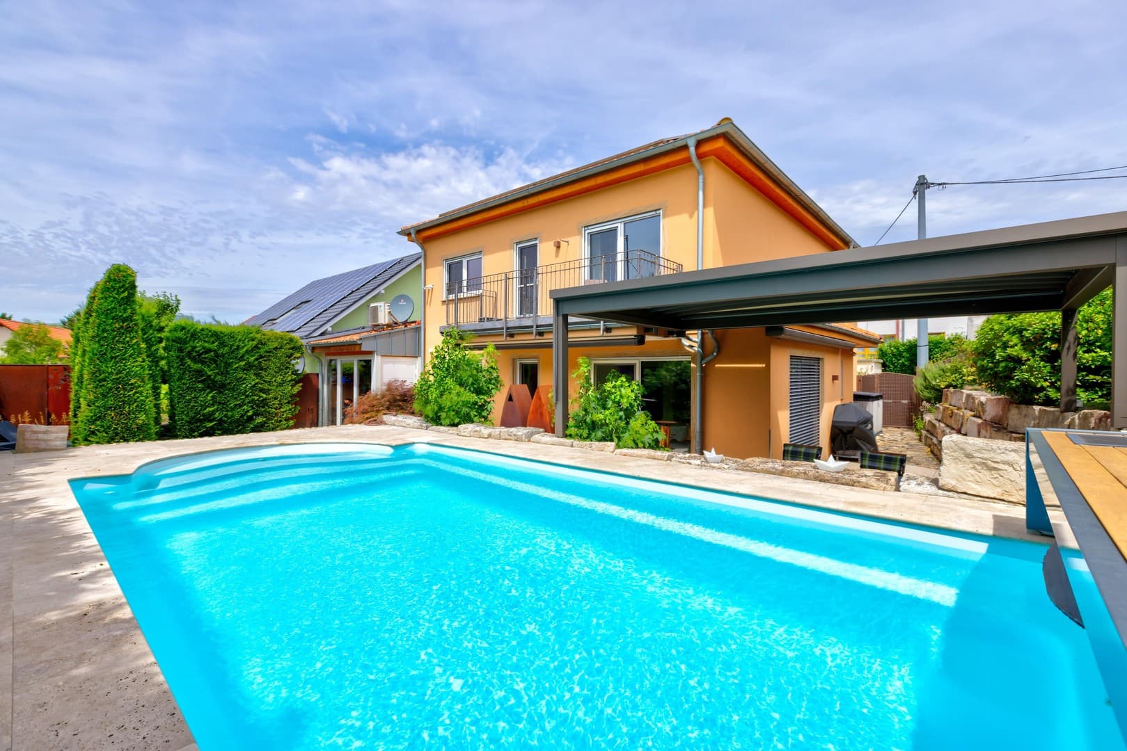 Neubau-Anwesen mit Pool und Wohnkomfort der Extraklasse