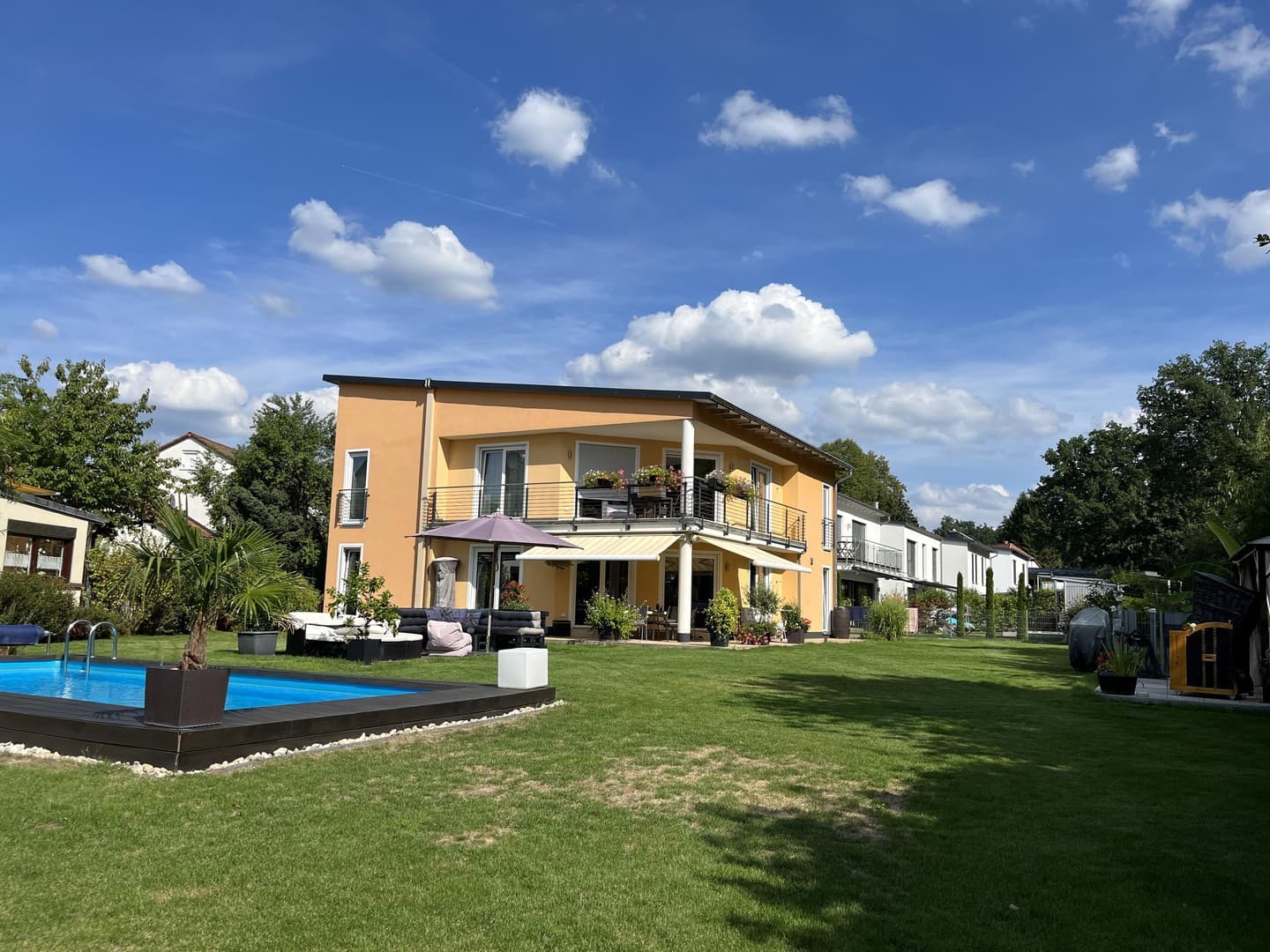 Exklusives Einfamilienhaus mit Pool, Sauna und hochwertiger Ausstattung in Feucht