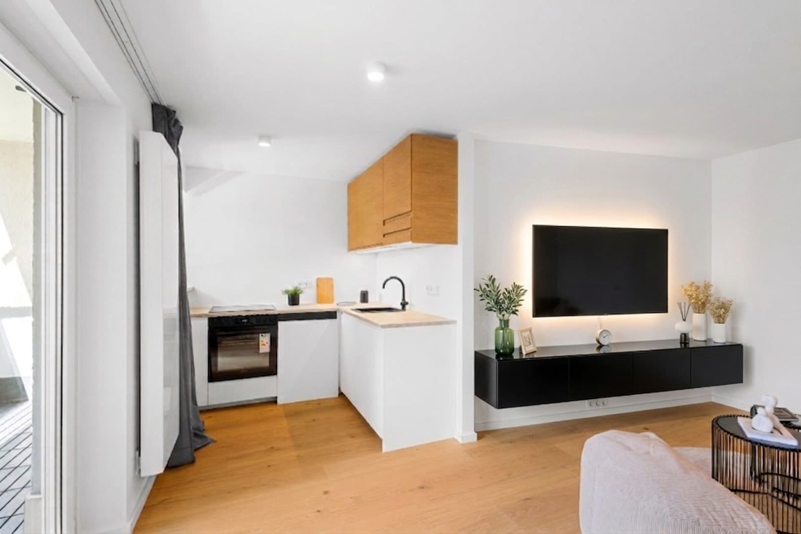 Kernsaniert & provisionsfrei 2 Zimmer mit Loggia und EBK