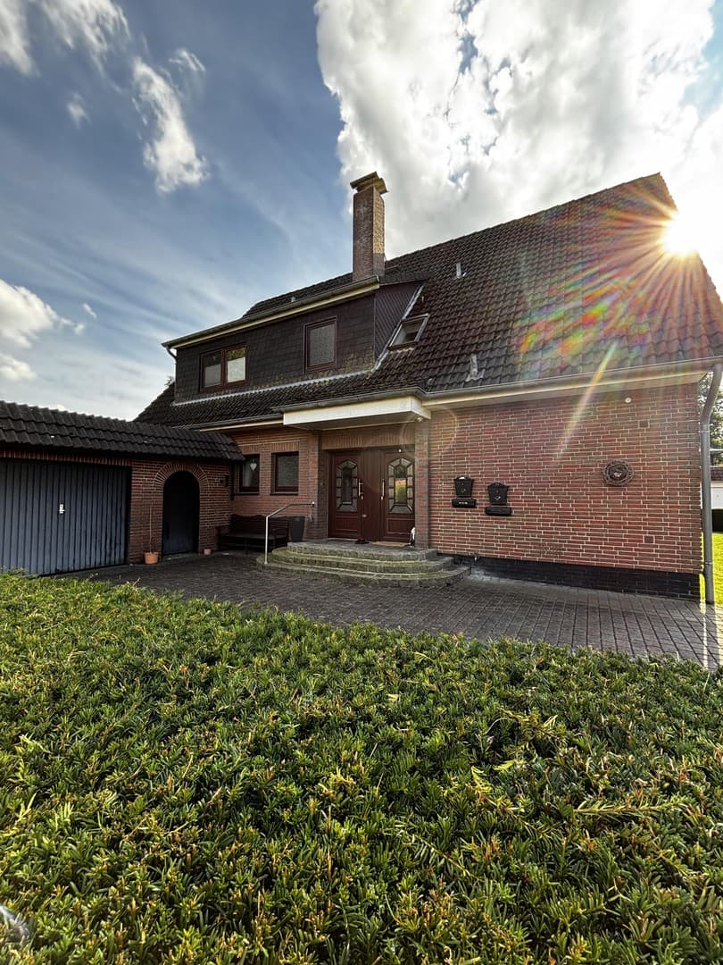 Schönes Zweifamilienhaus mit vermietetem Dachgeschoss in Burweg-Bossel