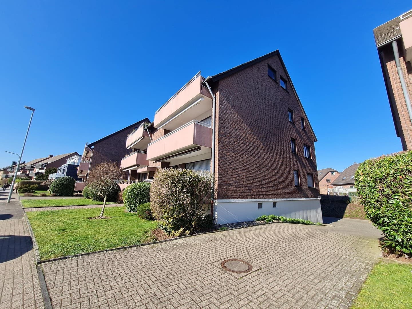 1.000,00 EUR | Erdgeschosswohnung mit Loggia, Garage und viel Potenzial in Moers- Asberg
