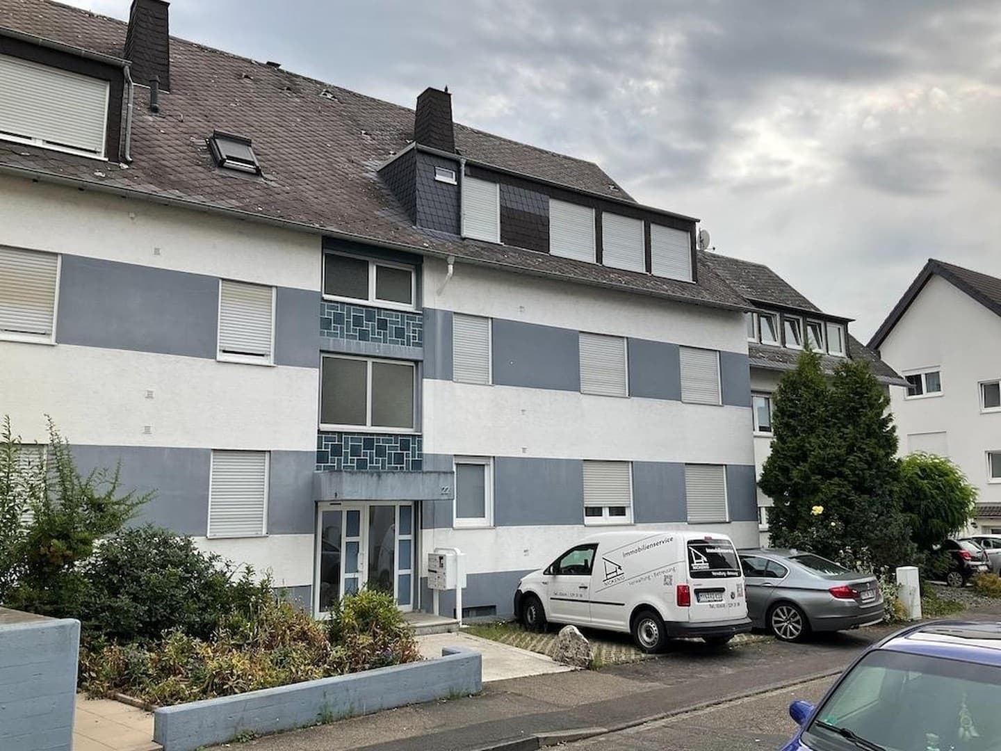 Gemütliche Dachgeschosswohnung 3 ZKB, Gäste-WC, Balkon, Küche, Keller und Garage