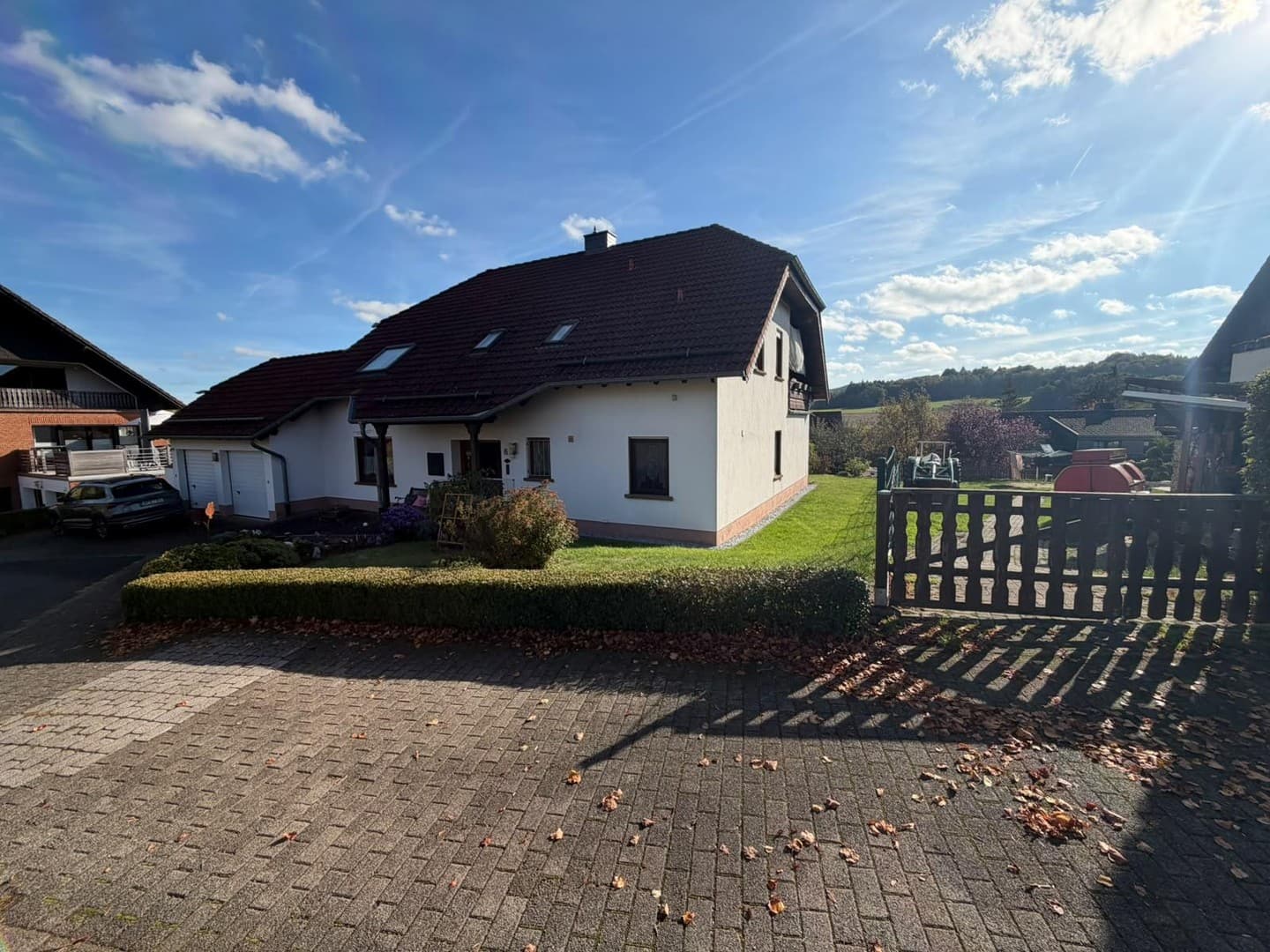 Wohnen mit Weitblick: 4-Zimmer-Gartenwohnung mit Kaminofen, überdachter Terrasse und Garage