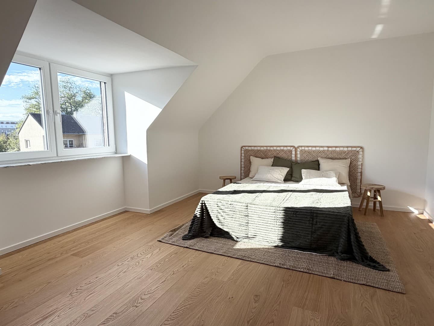 Hochwertige 3-Zimmer-Dachgeschosswohnung zzgl. Ausbaureserve im Spitzboden und 2 Garagen