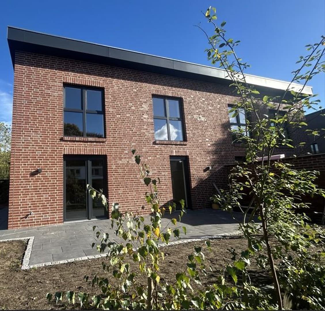 Exklusive Neubau-Doppelhaushälfte mit 150 m², hochwertiger Ausstattung und großem Garten