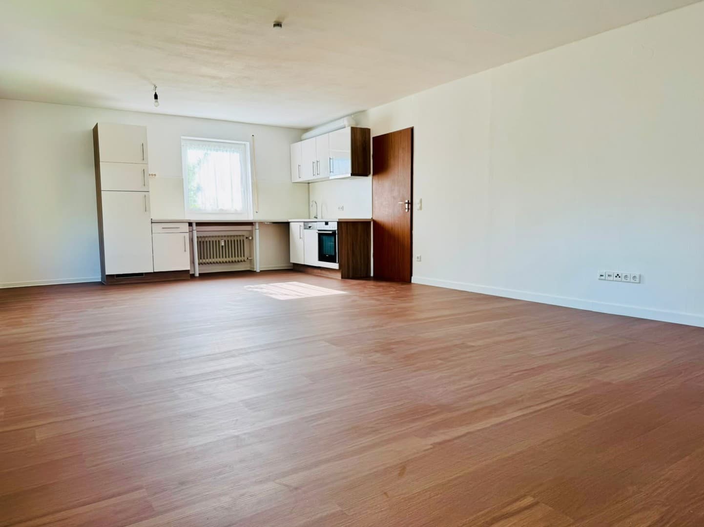 Außerhalb mit Nähe zur Stadt - 2 Zimmerwohnung mit EBK