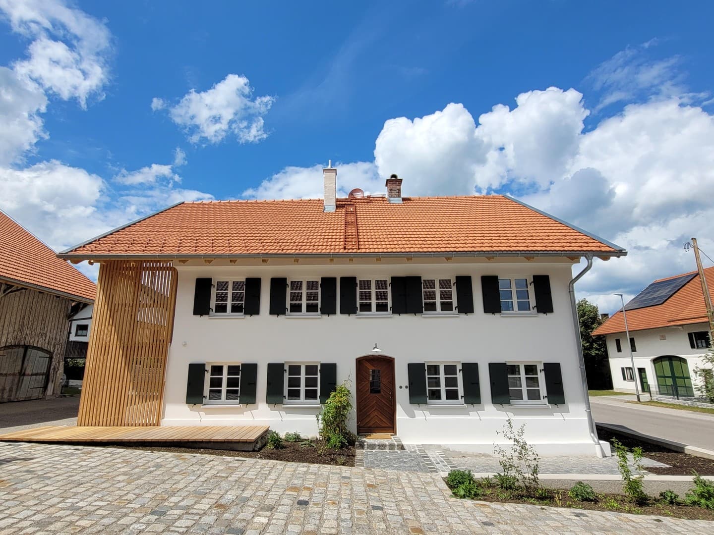 Wohnen mit historischem Charme – barrierefreie Erdgeschosswohnung mit sonniger Travertin-Terrasse