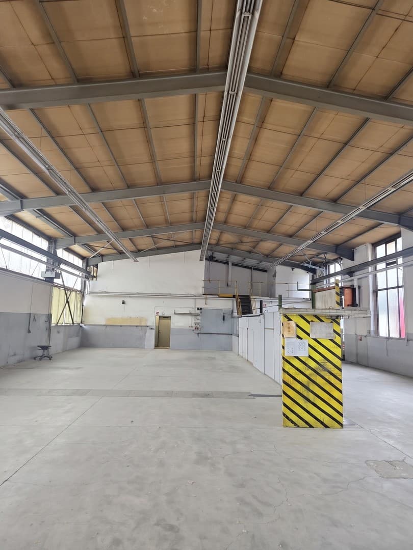 660 m² Halle + 800 m² Freifläche, Kran 3,5 t, direkt an A60 – Nähe Flughafen FRA