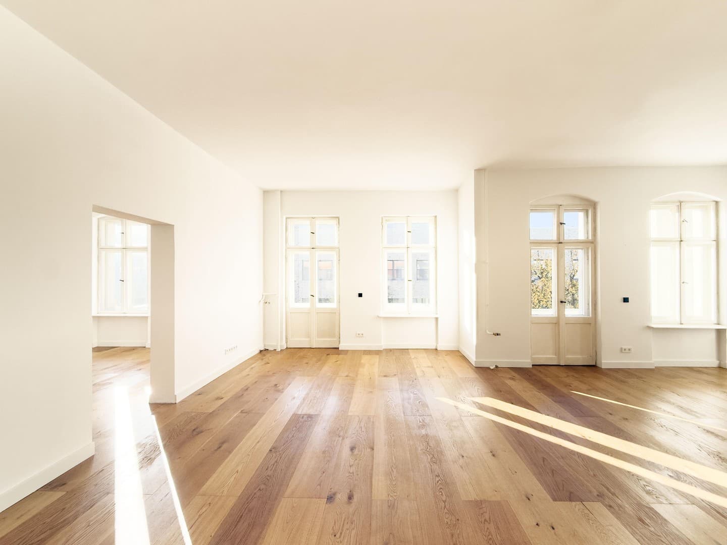 NEU | Erstbezug nach Sanierung | loftartig | oberstes Geschoss | Loggia, Balkon, Garage, EBK | |