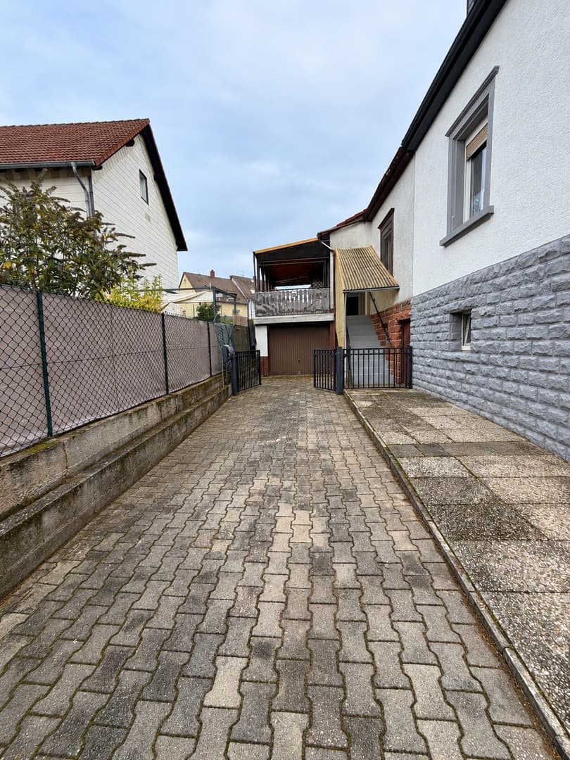 Renovierungsbedürftiges Einfamilienhaus/Dopppelhaus mit Garage