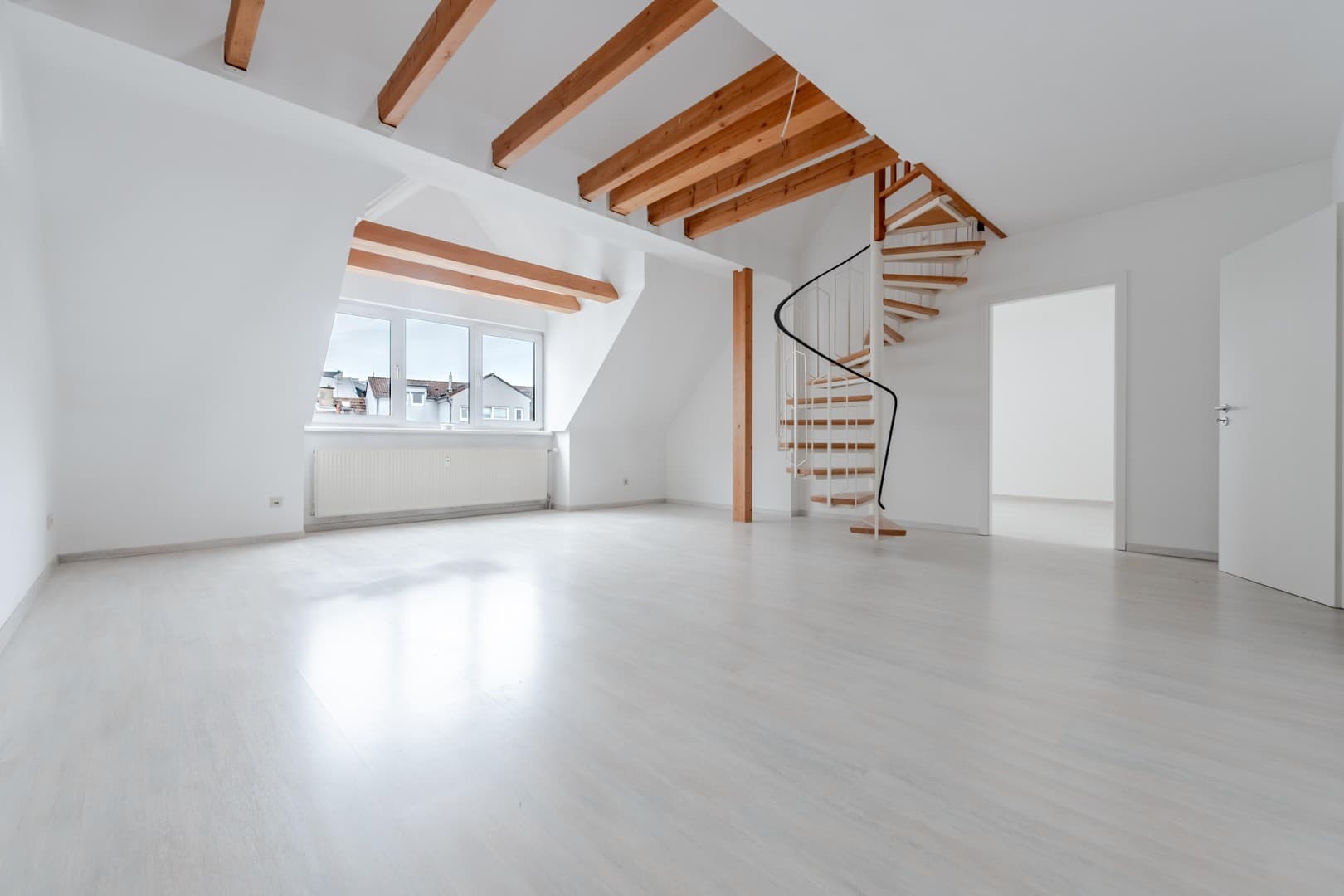 Loft-Feeling auf zwei Ebenen: Maisonette mit Galerie und Balkon mitten in Bensheim
