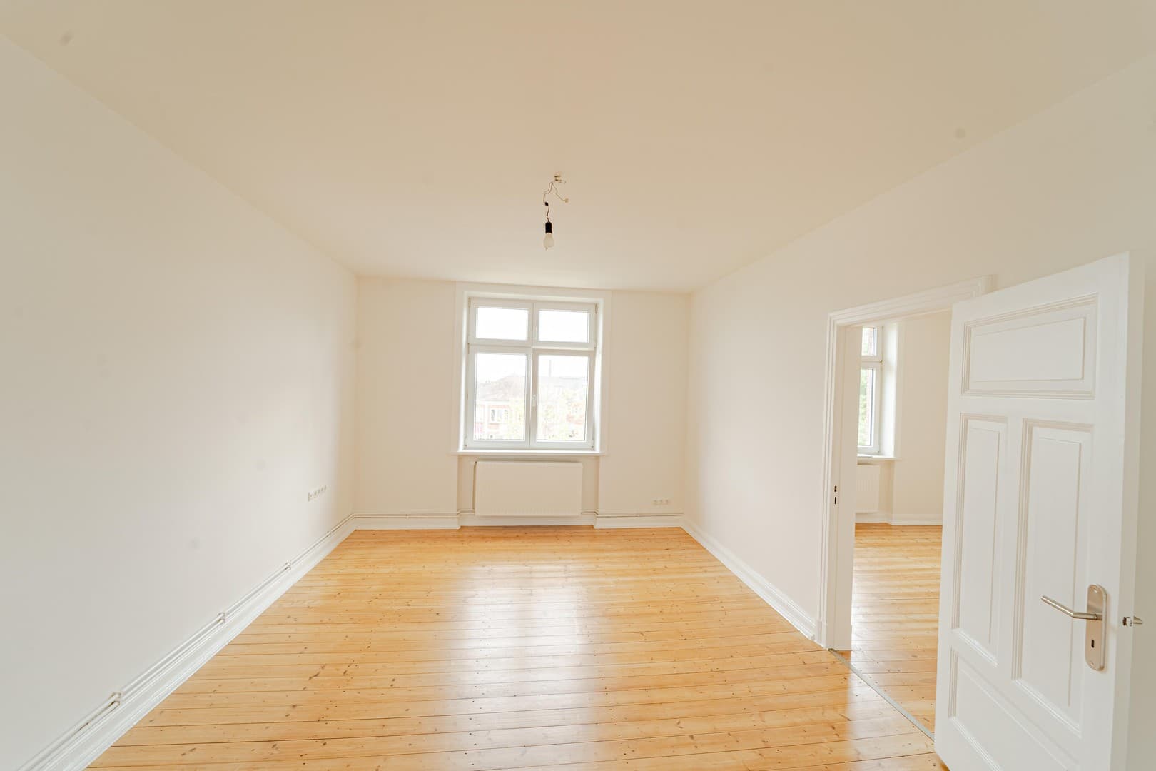 Gemütliche 2-Zi.-Altbauwohnung, frisch renoviert, mit neuer EBK und Balkon